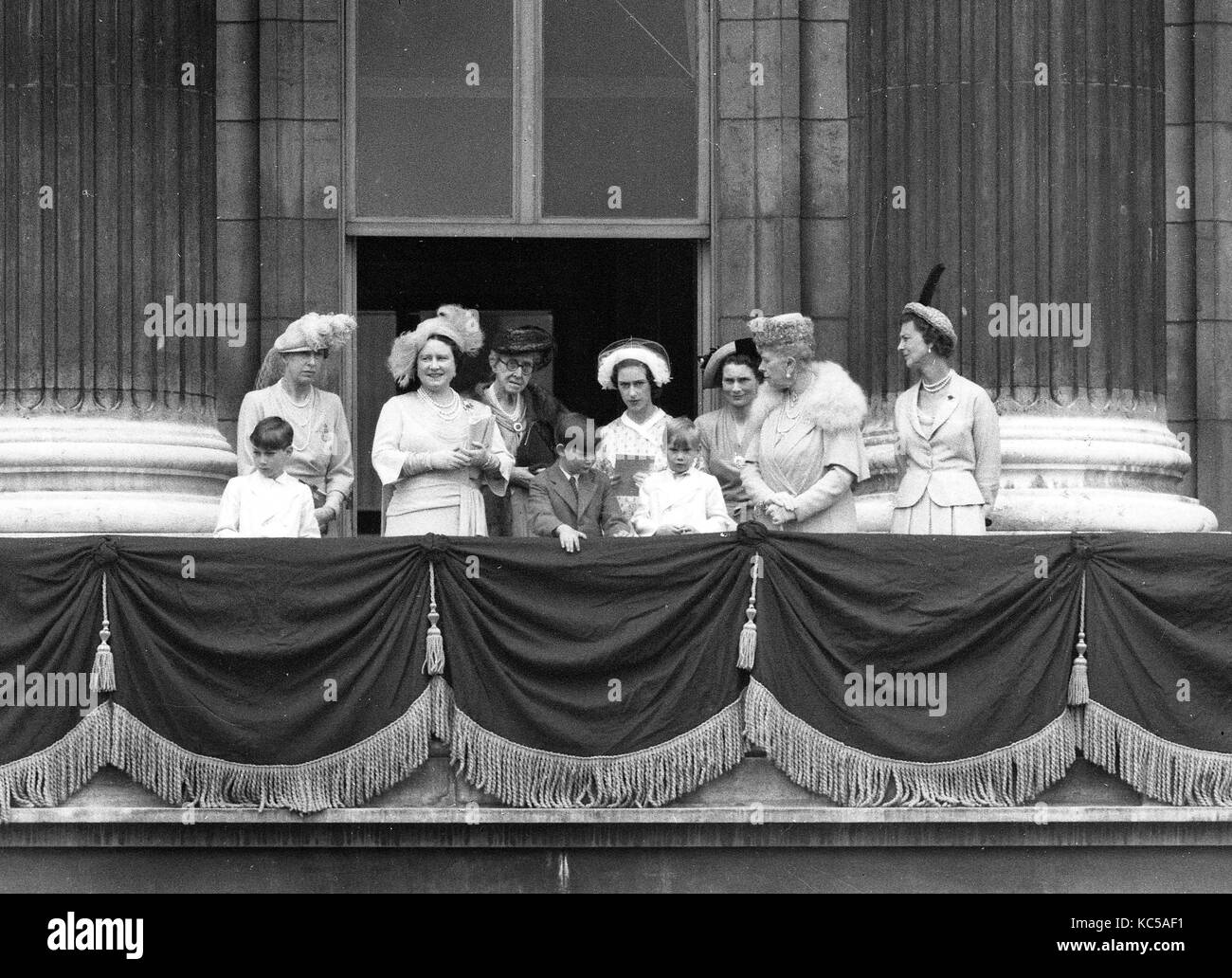 Royal family on the balcony of Buckingham Palace including Queen Elizabeth the Queen Mother, Princess Marie Louise (grand daughter of Queen Victoria), Princess Margaret, Queen Mary, Duchess of Gloucester. The children are Prince Richard, Prince William, Prince Michael of Kent June 9th 1949 Stock Photo