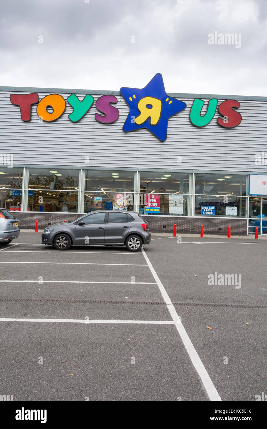 The Toys R US Bulls Bridge Industrial Estate store on Hayes Road, Hayes, UB2 5LN Stock Photo