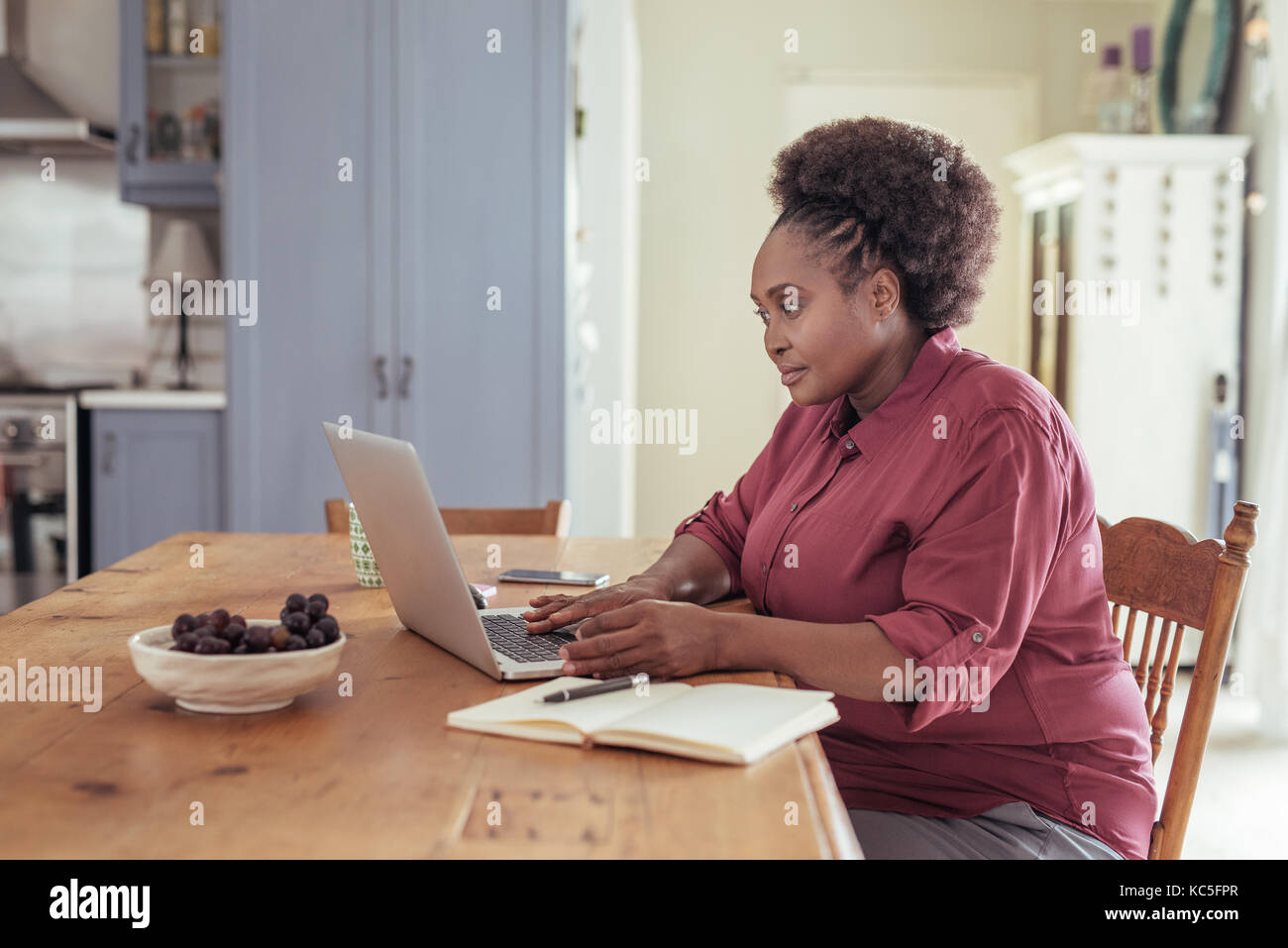 African woman sitting hi-res stock photography and images - Alamy