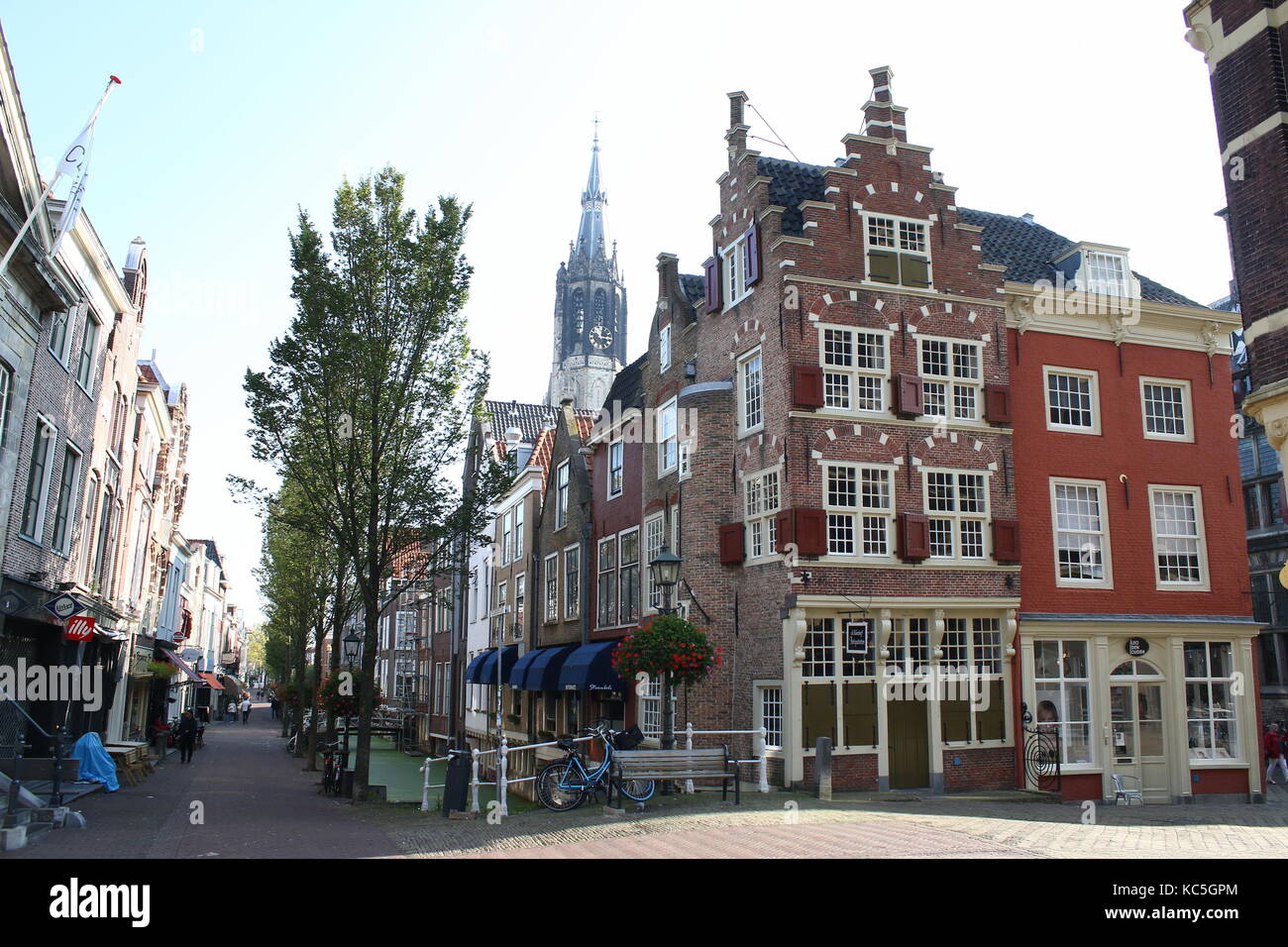 Picturesque inner city of Delft, Netherlands at Voldersgracht. Nieuwe Kerk  in the background. On corner 16th century gabled house De Kaerskorf. Stock Photo