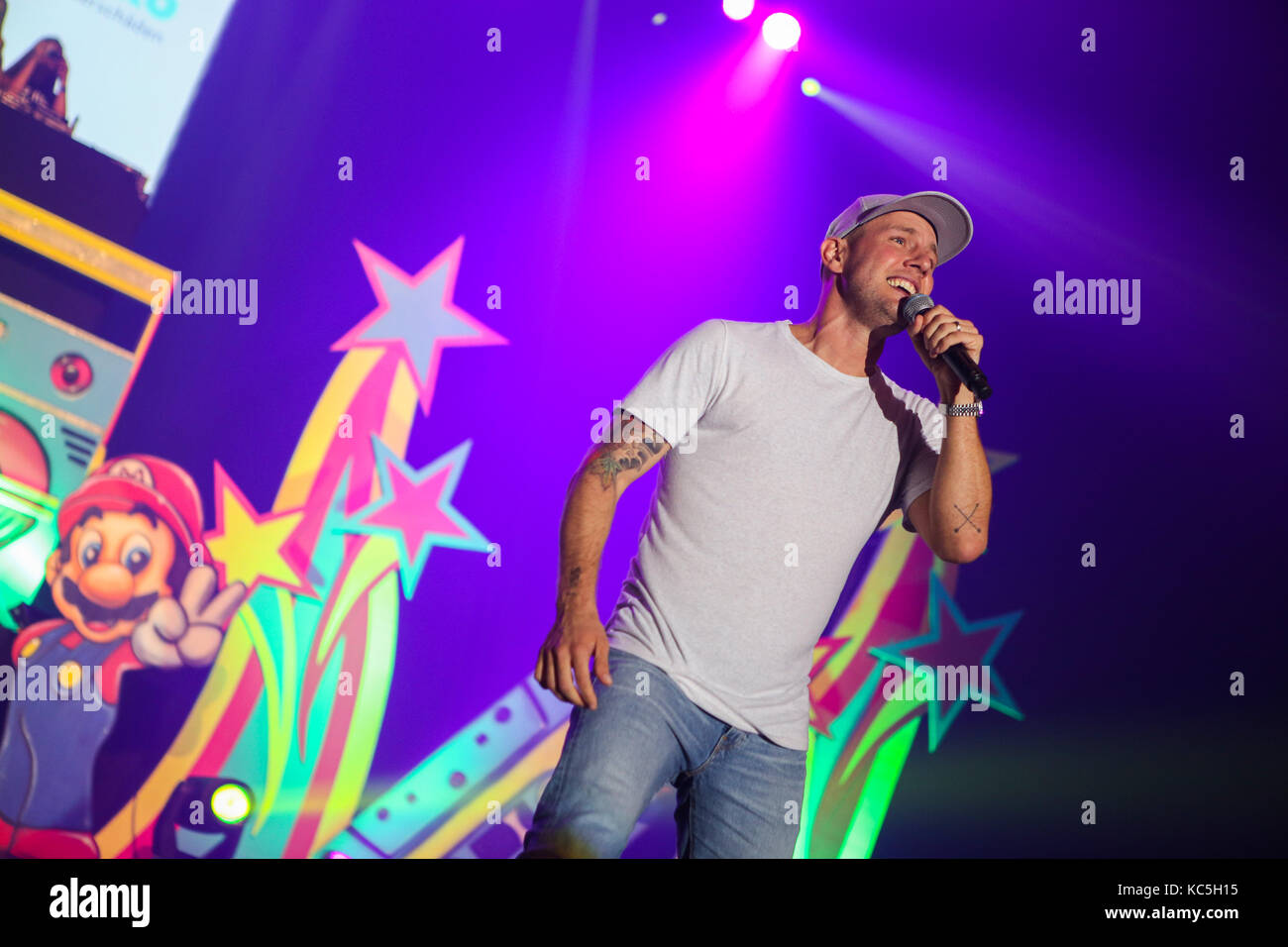 Oli P. (civil name Oliver Petszokat), German pop singer performs his 90s charts hits like 'Flugzeuge im Bauch' (Herbert Grönemeyer cover) at 90er Party Arena Wetzlar (party with mainly Eurodance-stars from the 90s), Rittal-Arena, Wetzlar, Germany, 30th September, 2017. Credit: Christian Lademann Stock Photo