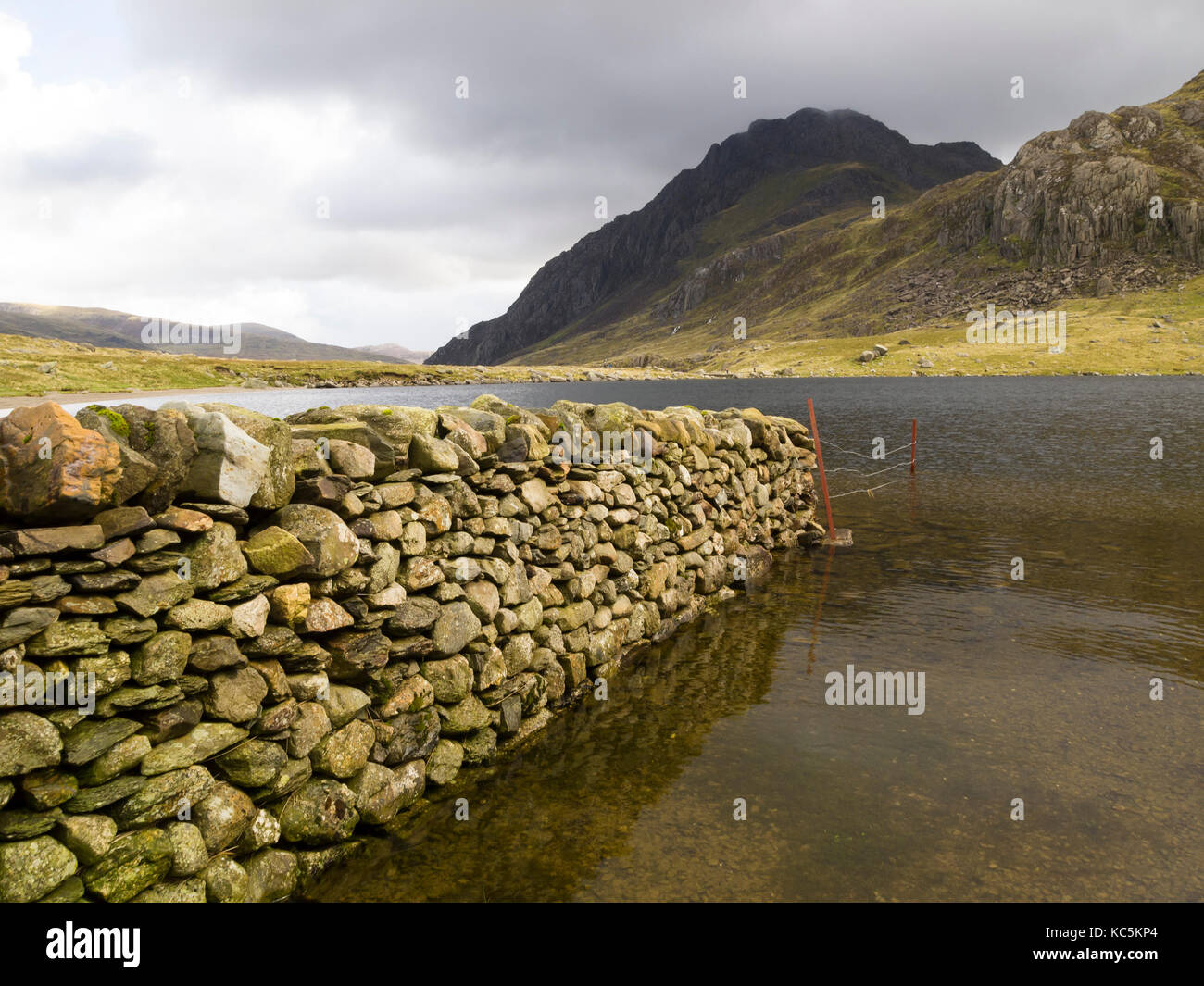 Snowdonia National Park  dry stone wall into Llyn Idwal Stock Photo