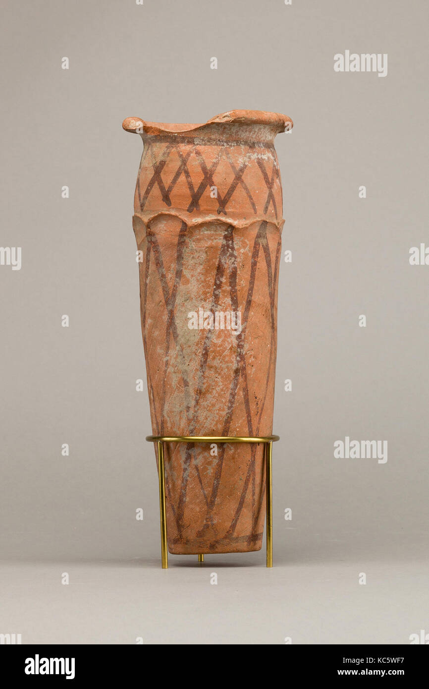 Wavy-handled jar with cross hatching design, ca. 3850–2960 B.C Stock Photo