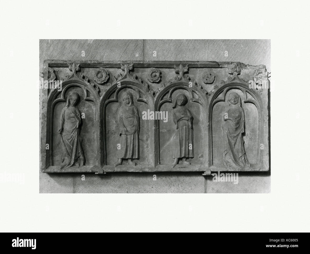 Four Figures Under an Arcade, first half 14th century Stock Photo