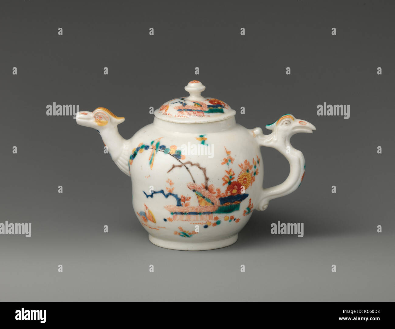 Teapot, ca. 1720–30, French, Saint-Cloud, Soft-paste porcelain, Overall (confirmed): 5 5/16 × 7 5/8 × 4 1/2 in. (13.5 × 19.4 × 1 Stock Photo