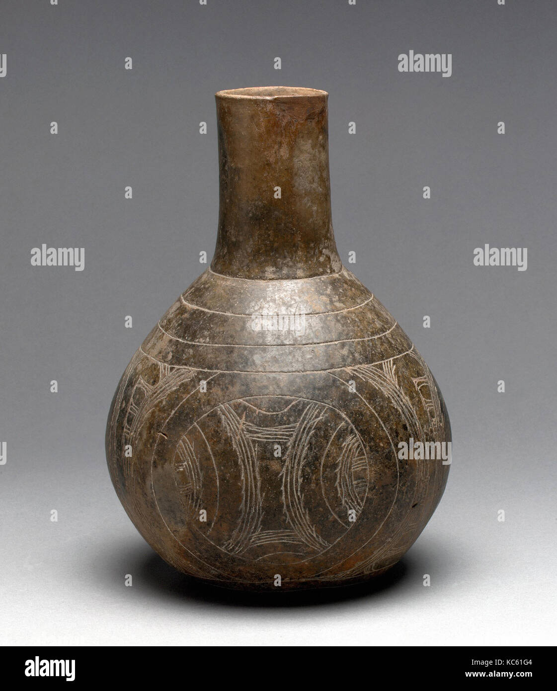 Bottle, 15th–17th century, United States, Arkansas, Caddoan, Ceramic, pigment, H. 8 3/4 x Diam. 6 in. (22.2 x 15.2 cm), Ceramics Stock Photo