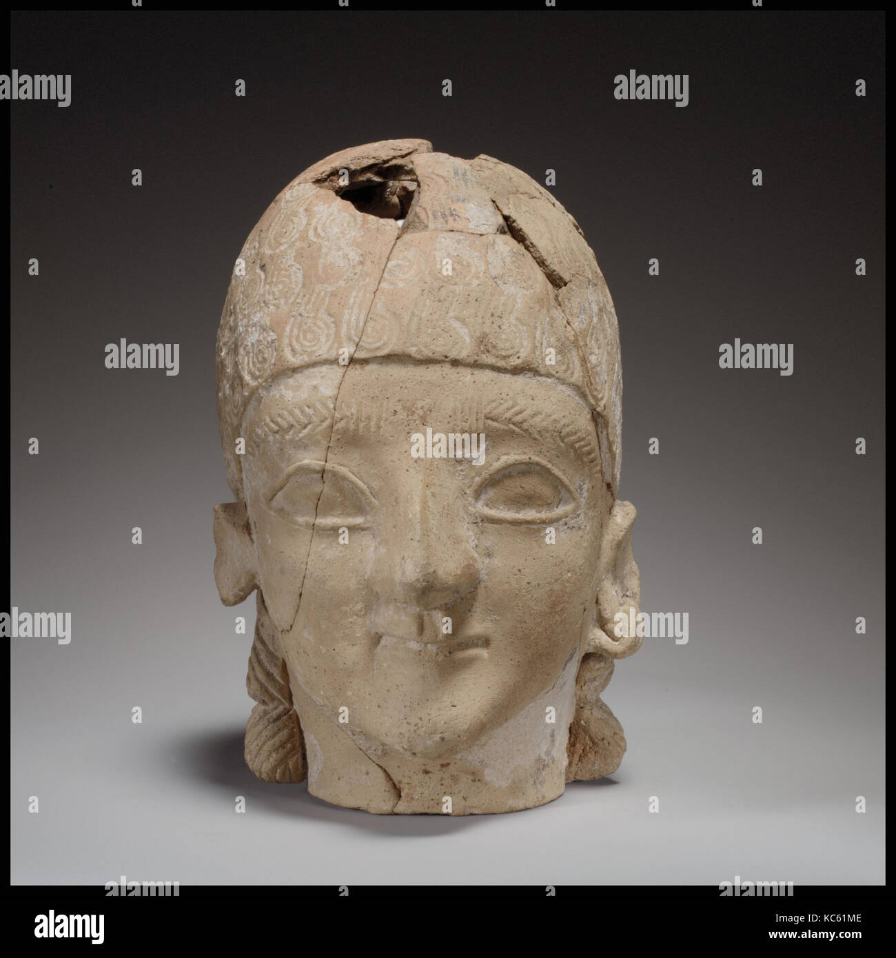 Male head, Early Cypro-Archaic II, ca. 600 B.C., Cypriot, Terracotta; mold-made, H. 5 11/16 in. (14.5 cm), Terracottas Stock Photo