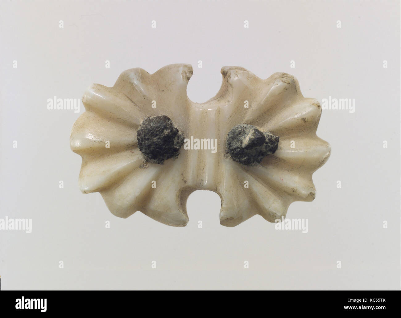 Ancient shell button hi-res stock photography and images - Alamy
