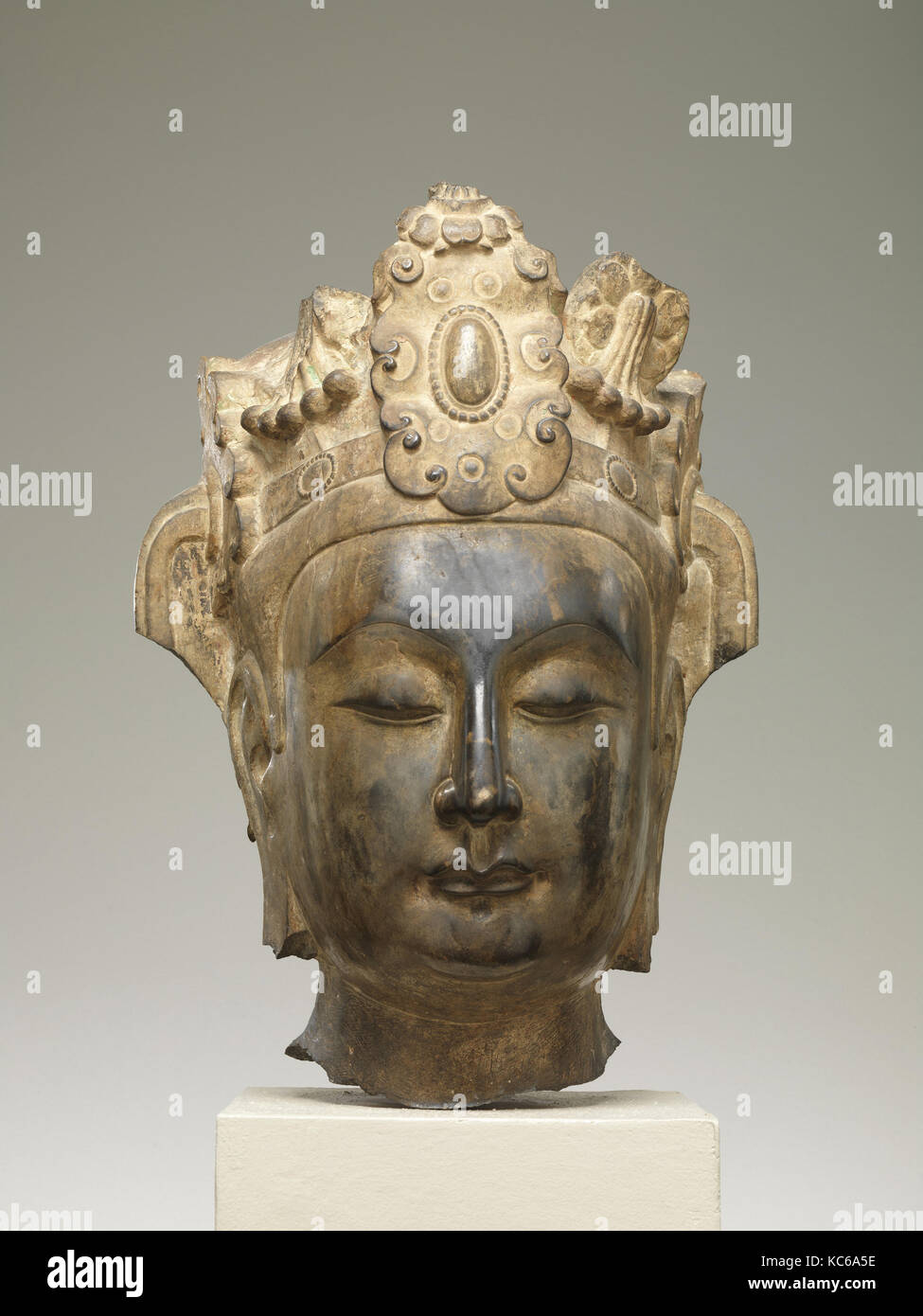 北齊 南響堂山石窟 彩繪石雕菩薩頭像（石灰岩）, Head of an Attendant Bodhisattva, ca. 565–75 Stock Photo