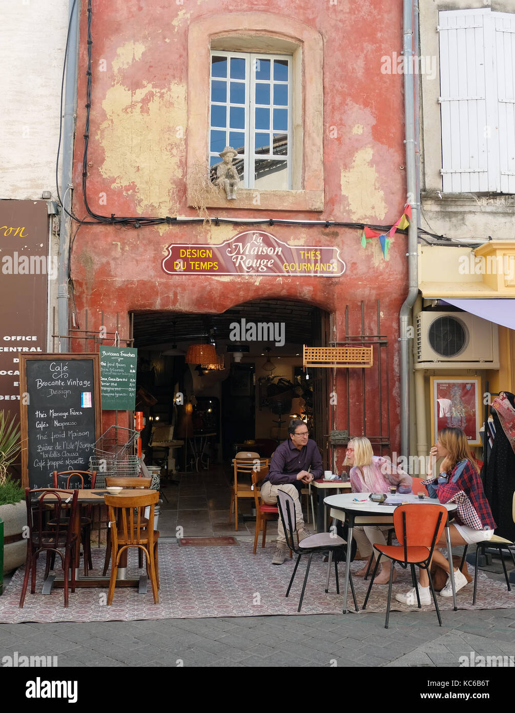 Cafe, L'Isle sur la Sorgue, France Stock Photo - Alamy