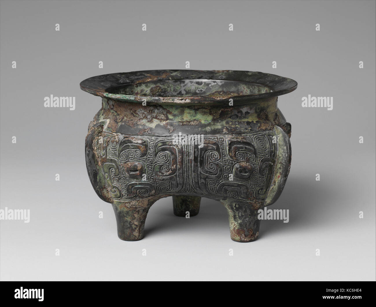 Tripod Cauldron (Ding), 西周 青銅鼎, Western Zhou dynasty (1046–771 B.C.), 11th century B.C., China, Bronze, H. 4 1/4 in. (10.8 cm Stock Photo