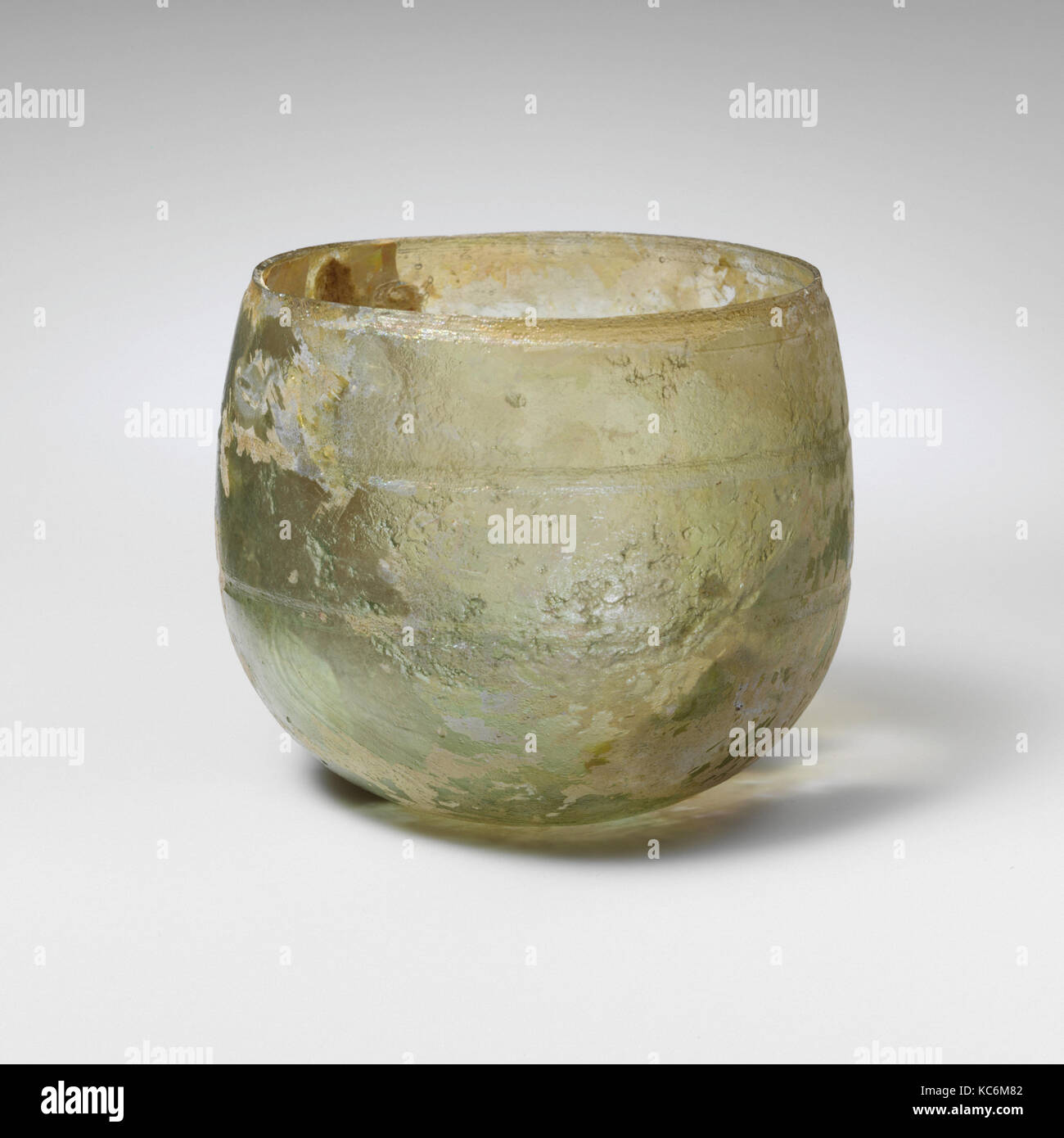 https://c8.alamy.com/comp/KC6M82/glass-cup-early-imperial-1st-century-ad-roman-glass-blown-and-cut-KC6M82.jpg