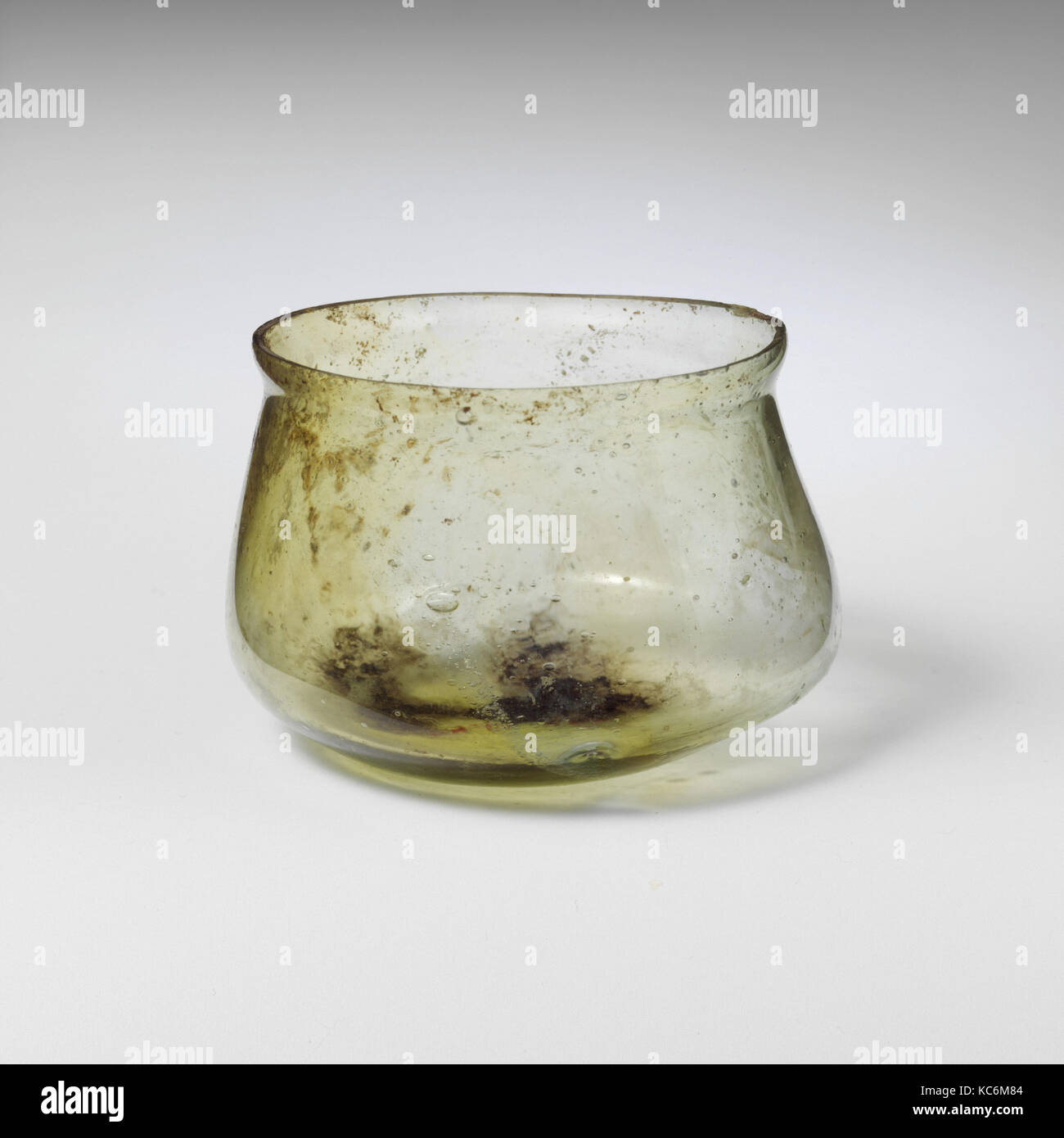 Glass cup, Late Imperial, 3rd century A.D., Roman, Glass; blown, Height: 1 9/16 in. (4 cm), Glass, Translucent pale yellow green Stock Photo