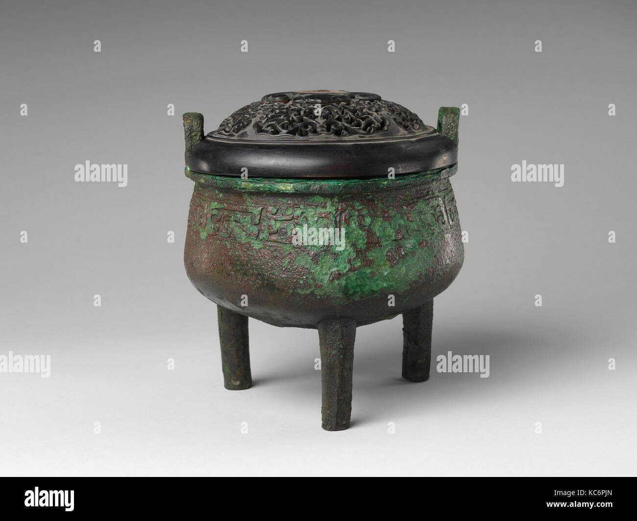 Vessel, Western Zhou dynasty (1046–771 B.C.), China, Bronze, With cover: H. 13 in. (33 cm), Metalwork Stock Photo