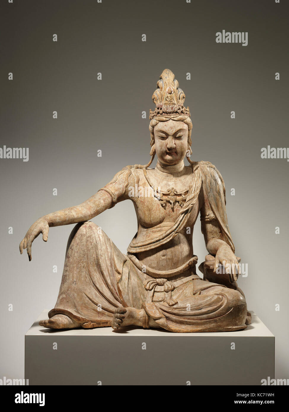 遼彩繪木雕水月觀音菩薩像（柳木胎）, Bodhisattva Avalokiteshvara in Water Moon Form (Shuiyue  Guanyin), 11th century Stock Photo - Alamy