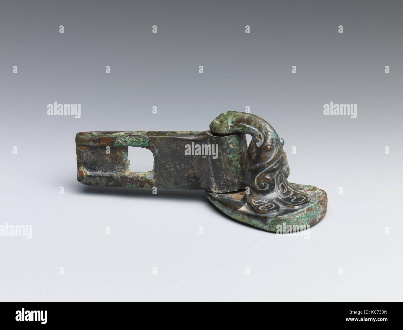 Fitting, Western Zhou dynasty (1046–771 B.C.), China, Bronze, H. 1 3/8 in. (3.5 cm); L. 3 5/8 in. (9.2 cm), Metalwork Stock Photo