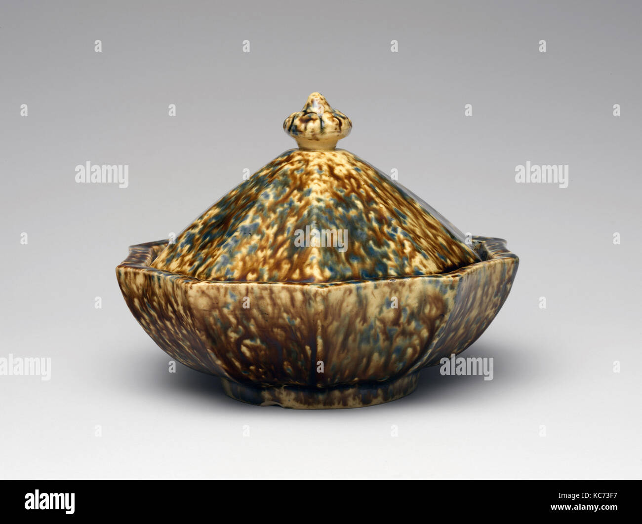 Covered dish, 1851–57, Made in Kensington, Pennsylvania, United States, American, Earthenware, H. 4 7/8 in. (12.4 cm); Diam. 6 1 Stock Photo