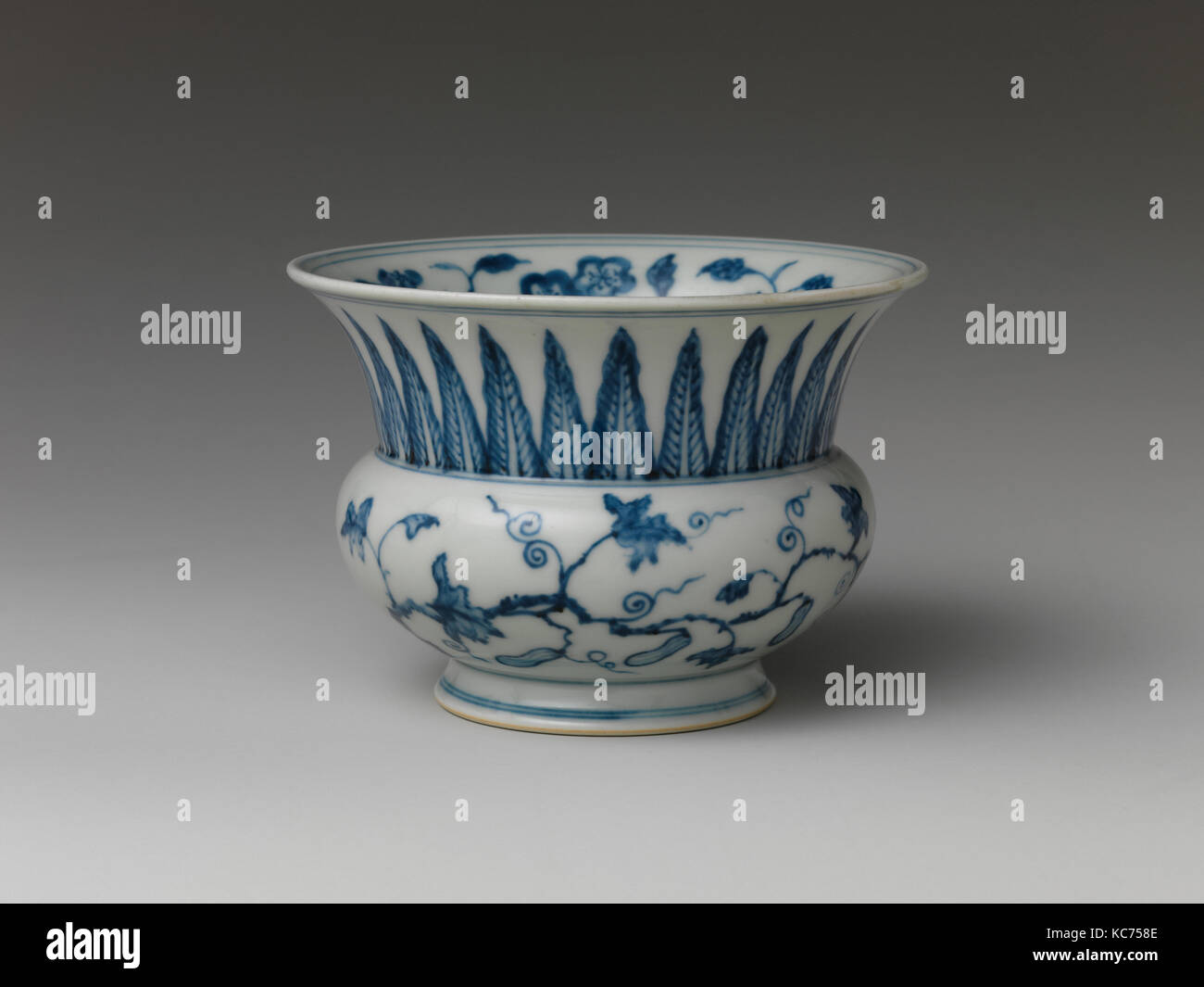 Chinese old Handmade painting hi word blue and white porcelain pot 