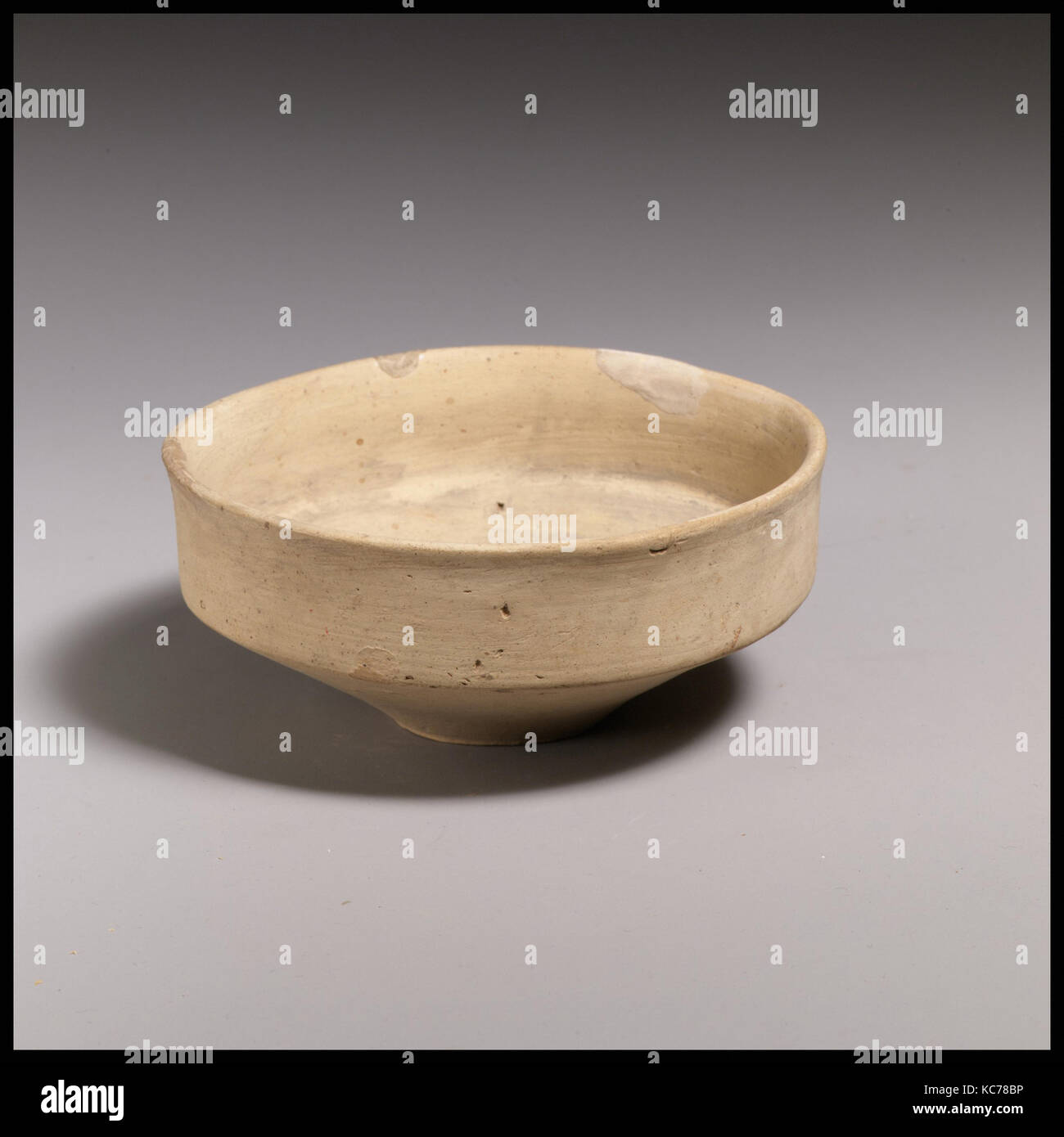 Terracotta shallow angular bowl, ca. 1300–1090 B.C Stock Photo