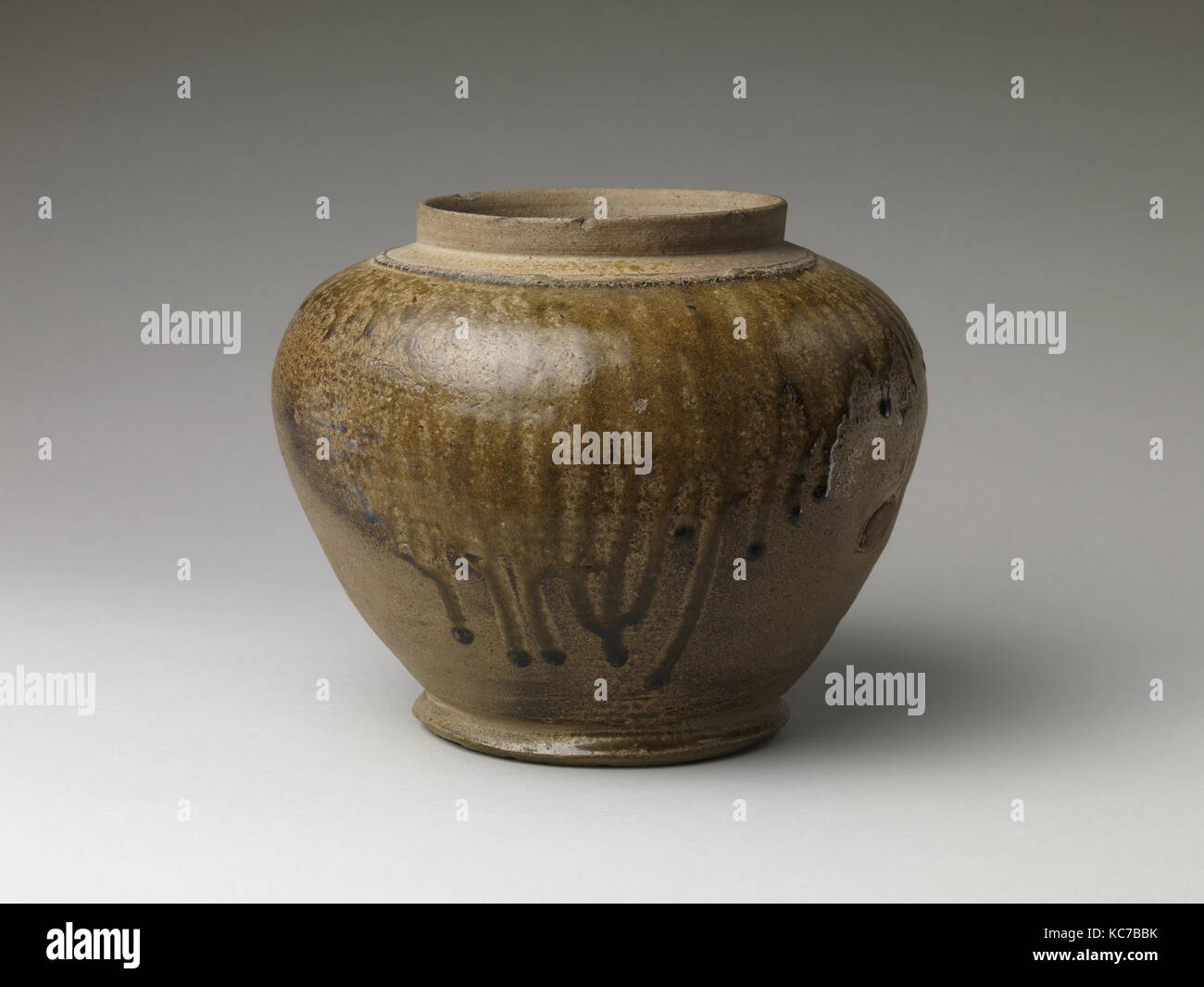 須恵器　甕, Urn, Nara period (710–794), 8th century, Japan, Stoneware with natural ash glaze (Sue ware), H. 9 in. (22.9 cm); Diam. 10 Stock Photo