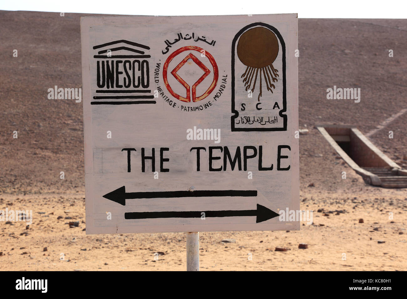 Temple Abu Simbel, Abu Simbal, sign with arrows showing the way and the UNESCO World-heritage world heritage sign Stock Photo