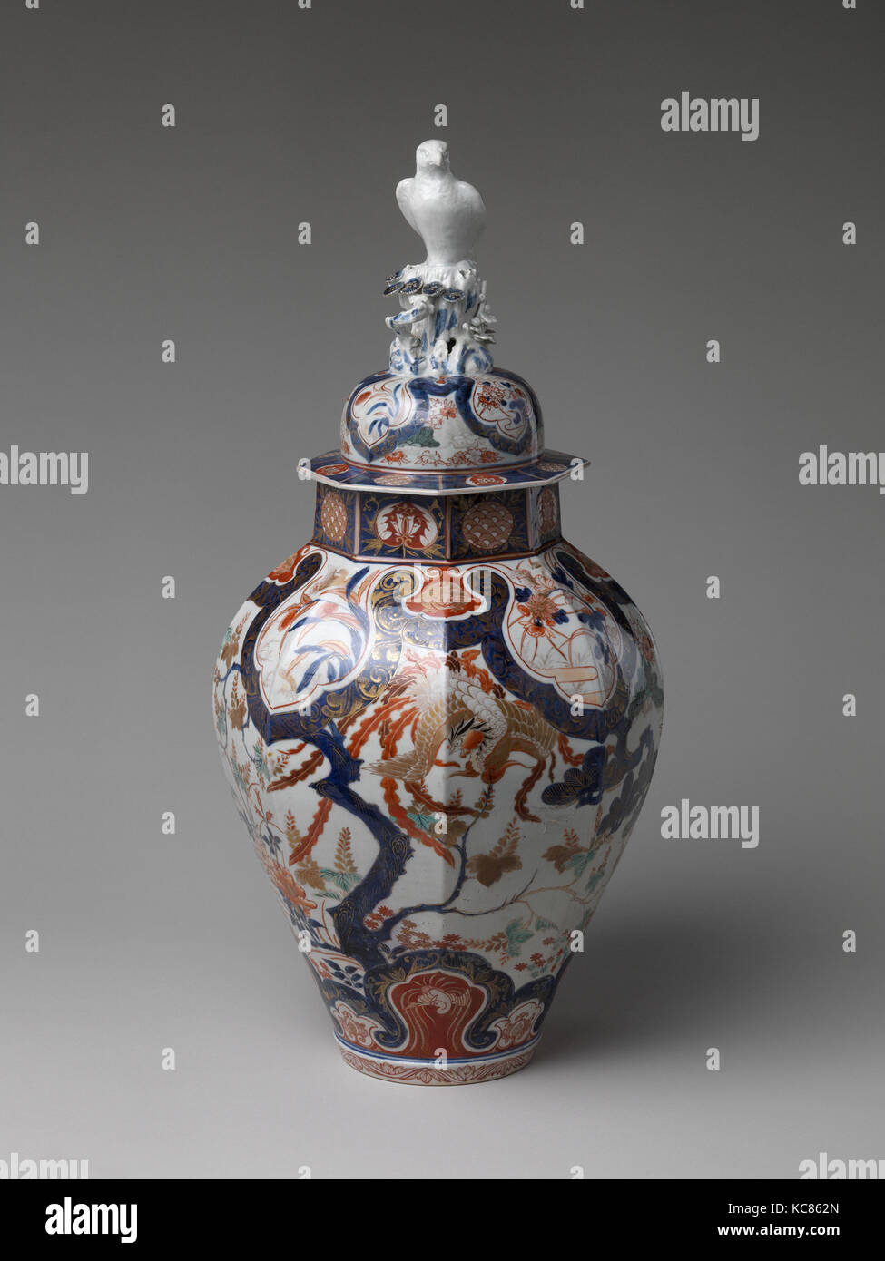 鳳凰図鷹蓋大壺 有田焼・古伊万里様式, Large Baluster Jar with Phoenix and Figure of Hawk on  Lid, late 17th–early 18th century Stock Photo - Alamy