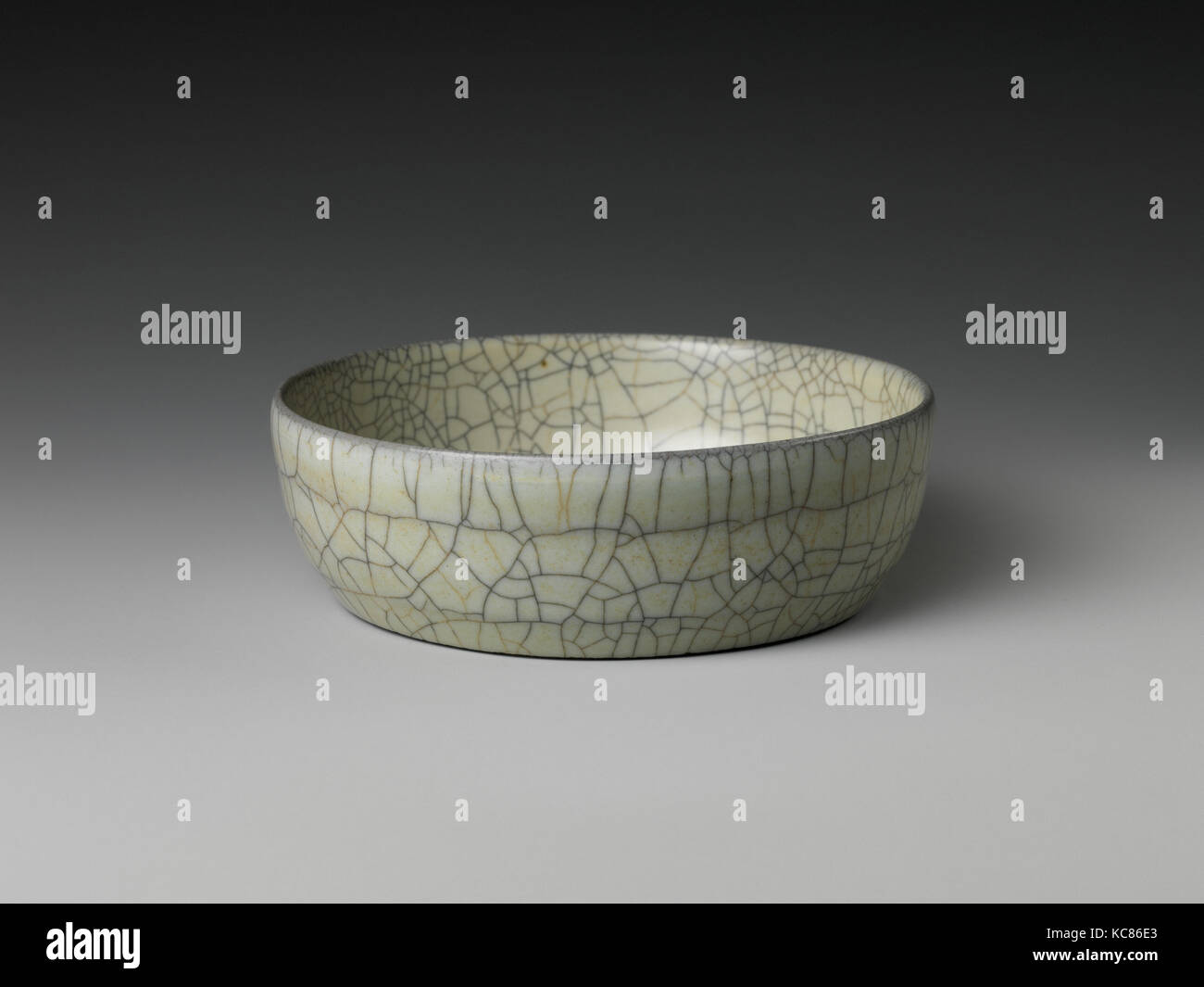 Brush washer, Yuan dynasty (1271–1368), 13th–14th century, China, Stoneware with crackled glaze (Ge ware), H. 1 1/2 in. (3.8 cm Stock Photo
