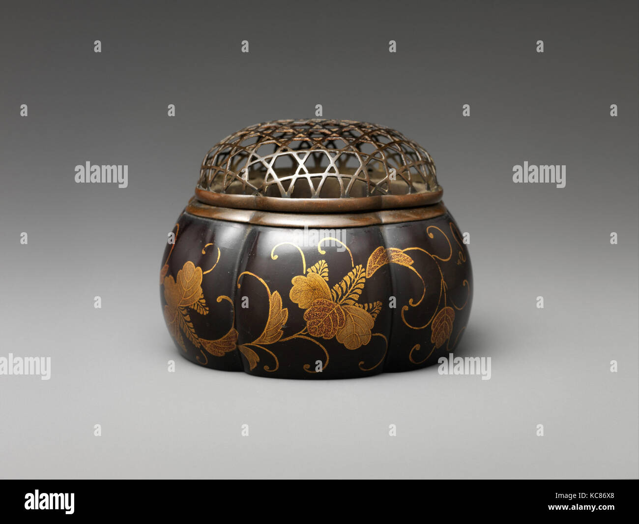 桐唐草蒔絵阿古陀香炉, Melon-Shaped Incense Burner with Paulownia 