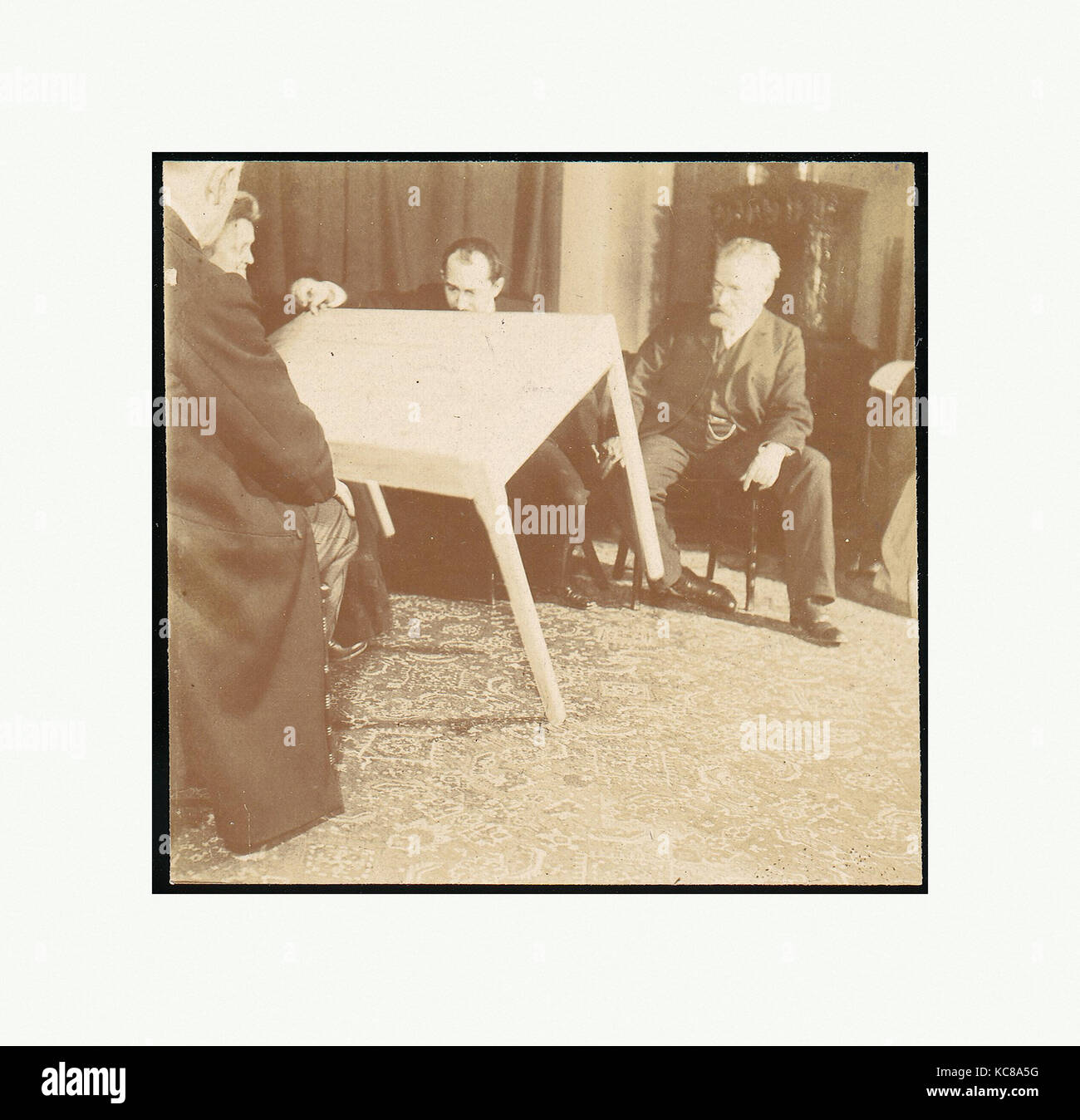 Séance with the Medium Eusapia Palladino, Jules Courtier, 1907–8 Stock Photo
