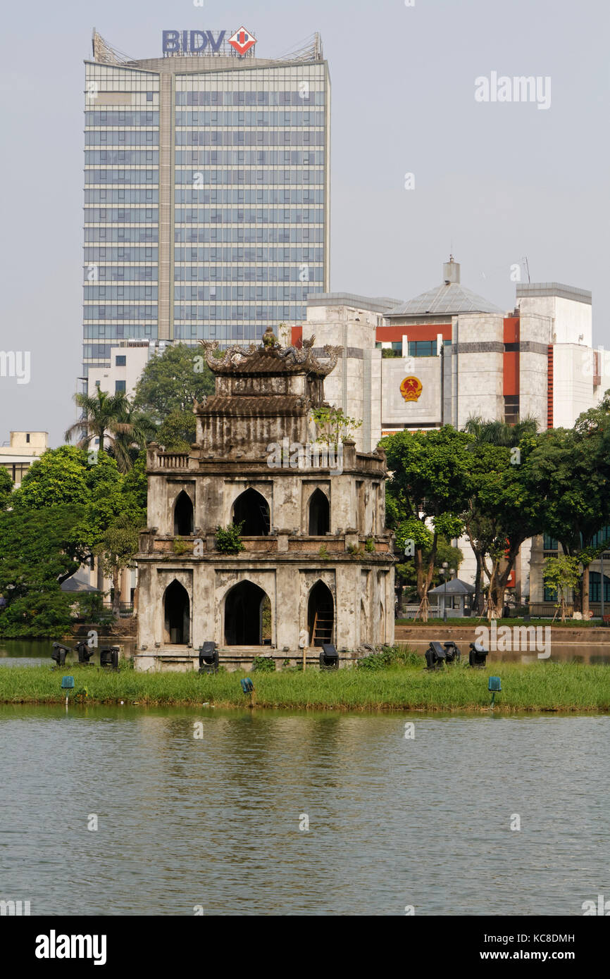 HANOI, VIETNAM, Octobre 22, 2016 : Pagoda on Hoan Kiem Lake in Hanoi ...