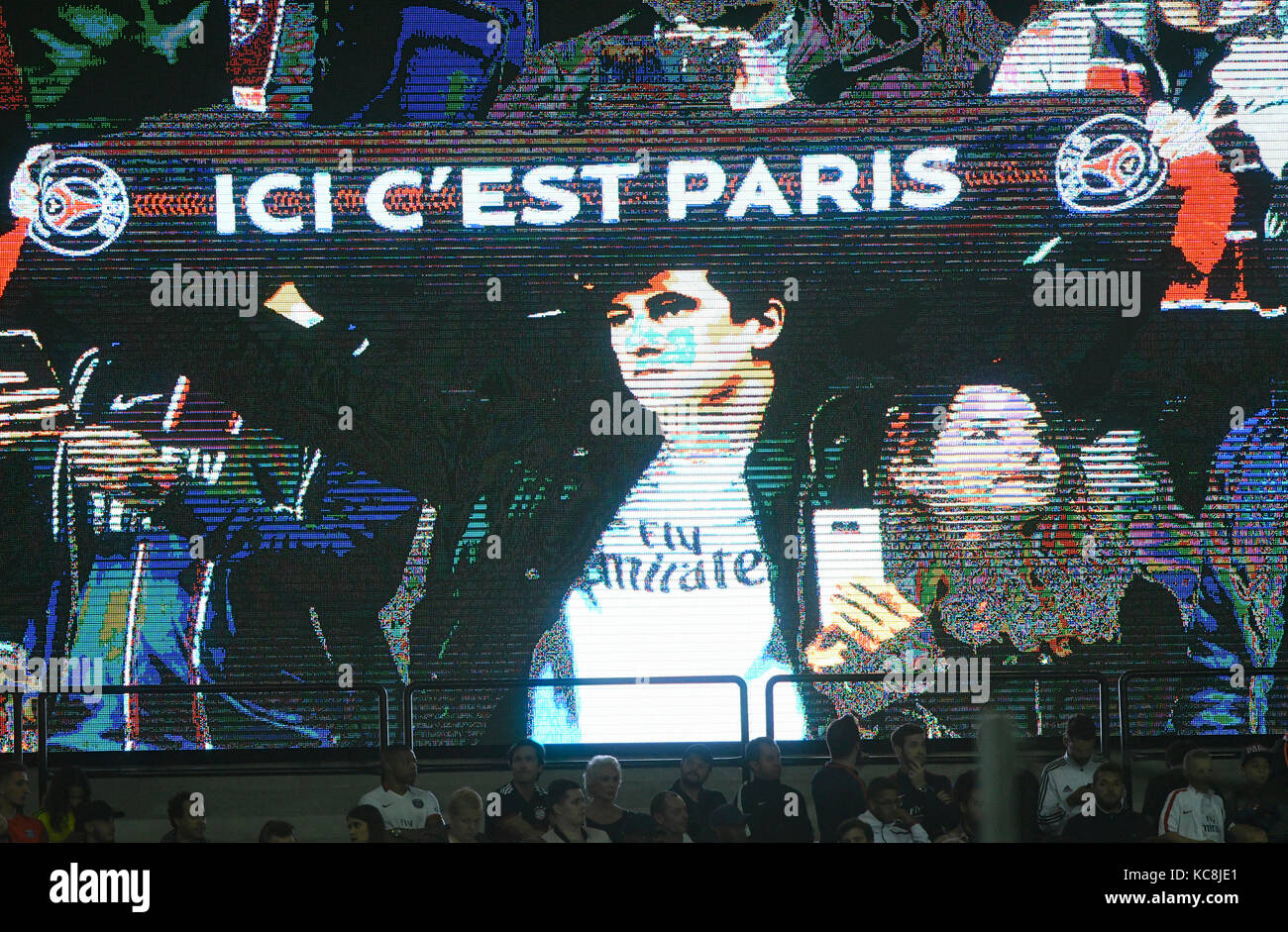 Parc des Princes, Paris, France 27.9.2017, UEFA Champions League Season 2017/18, group phase matchday 2, Paris Saint-Germain vs. FC Bayern Munich (MŸnchen) 3:0 ----  Paris supporter on video screen presents shawl with  the motto of the club 'Ici c'est Paris' (Here is Paris) Stock Photo