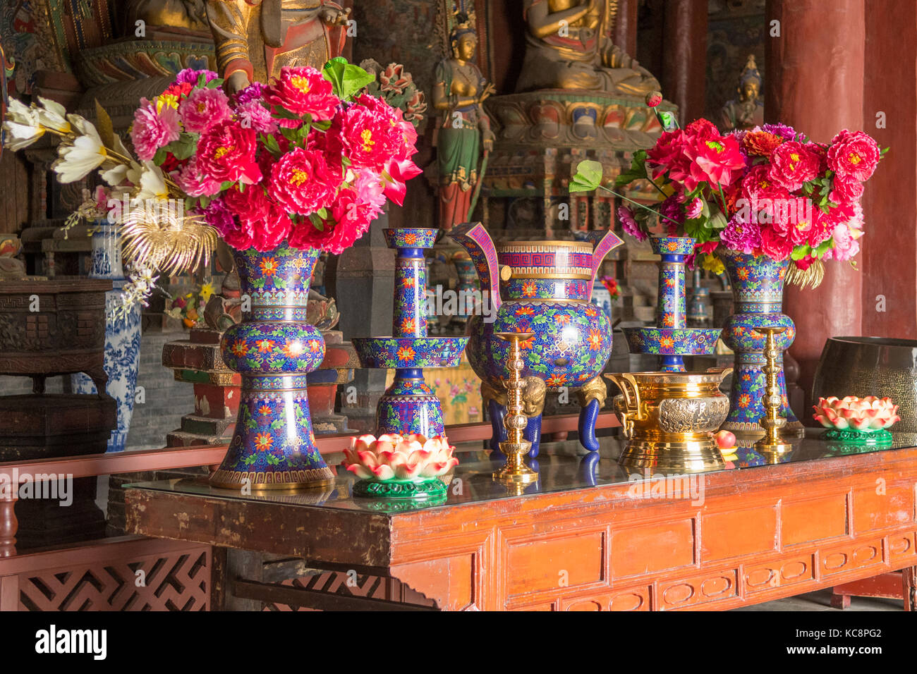 Flowers and Vases in Huayan Monastery, Datong, Shanxi, China Stock Photo