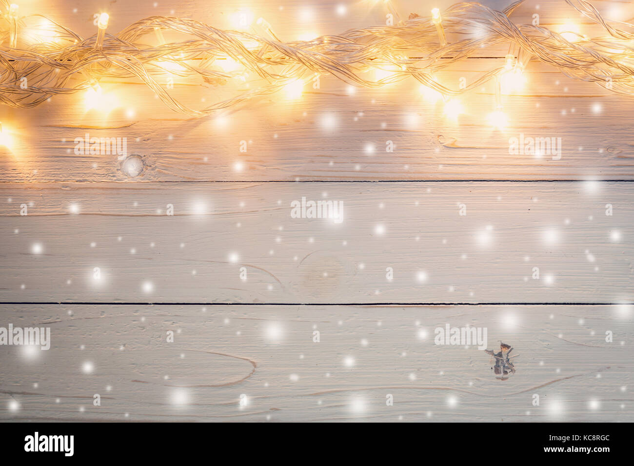 Đón Giáng Sinh trong không gian ấm áp và lãng mạn với hình ảnh nền ánh đèn Noel lung linh. Hãy tạo cho mình cảm giác yên bình và thư thái khi ngắm nhìn ánh sáng tràn ngập không gian, cảm nhận sự đong đầy của tình yêu và niềm hy vọng.