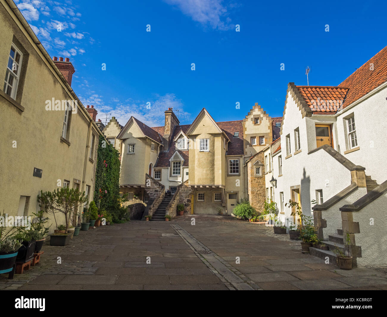 White Horse Close Edinburgh Stock Photo Alamy