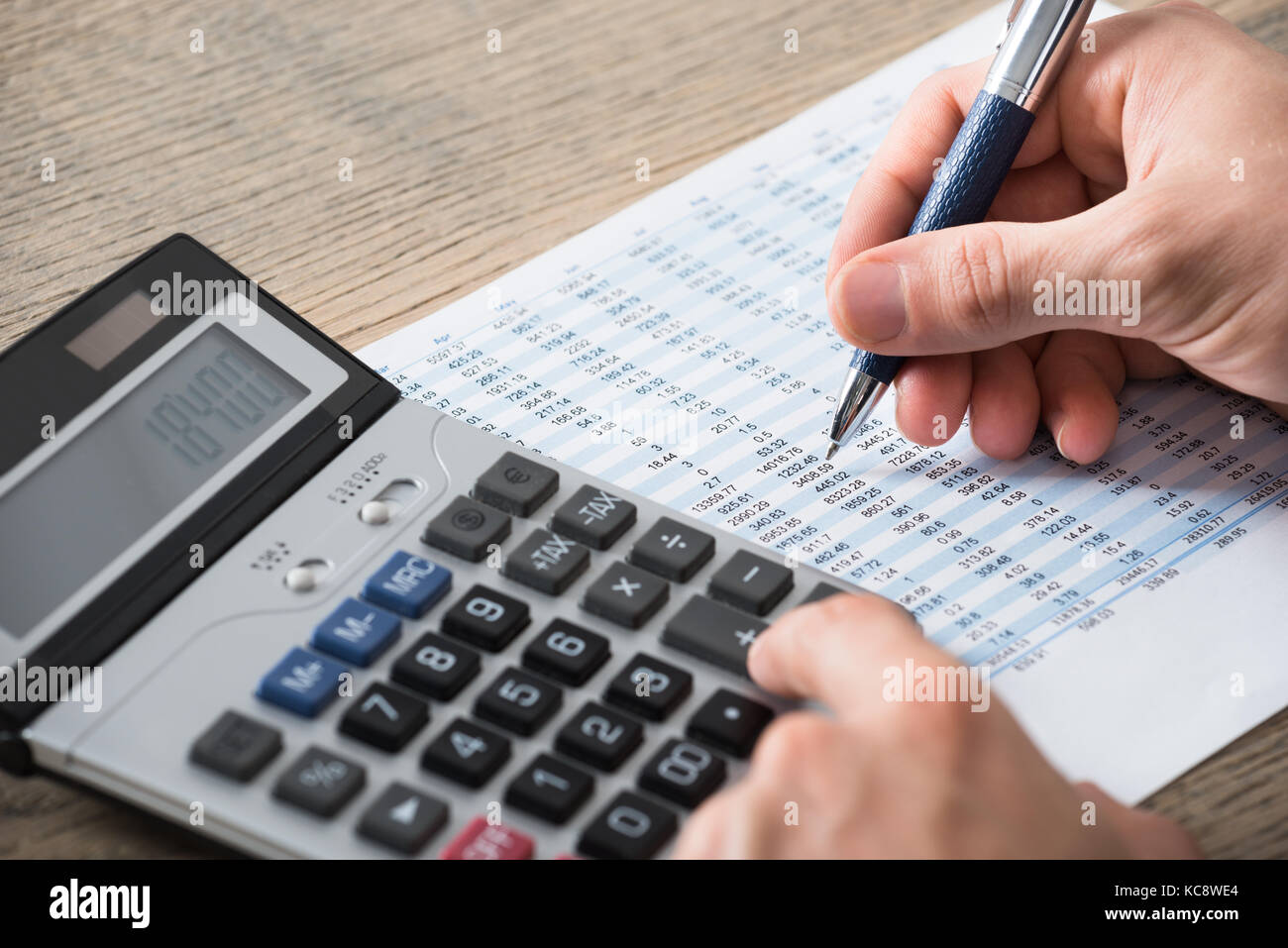 бухгалтерский учет. калькулятор и документы. бухгалтерский учет. бухгалтерский учет будущего. бухгалтерский учет картинки.