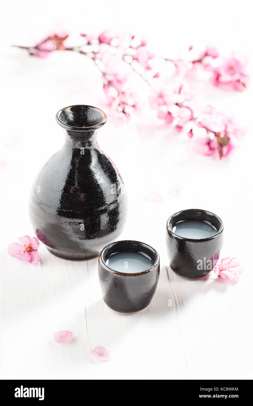 Sake giapponese in ceramica nera. Sake tradizionalmente servito in  ceramica. Ceramica nera su una pietra bianca Foto stock - Alamy