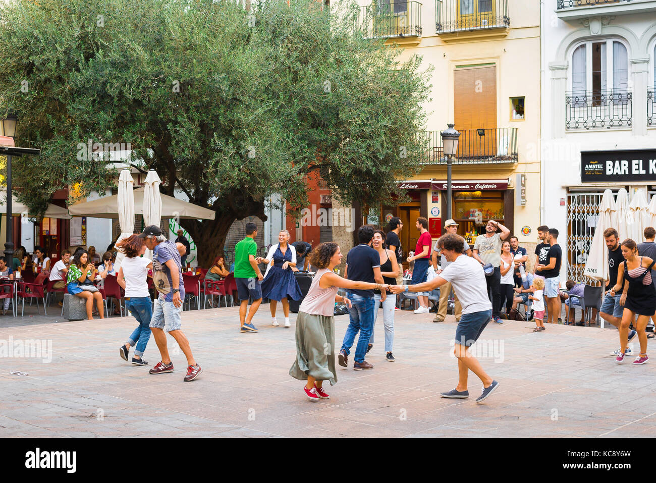 Couples dancing, on a summer evening in the Plaza del Dr Collado in Valencia old town couples enjoy a 1940's style dance session, Valencia, Spain. Stock Photo