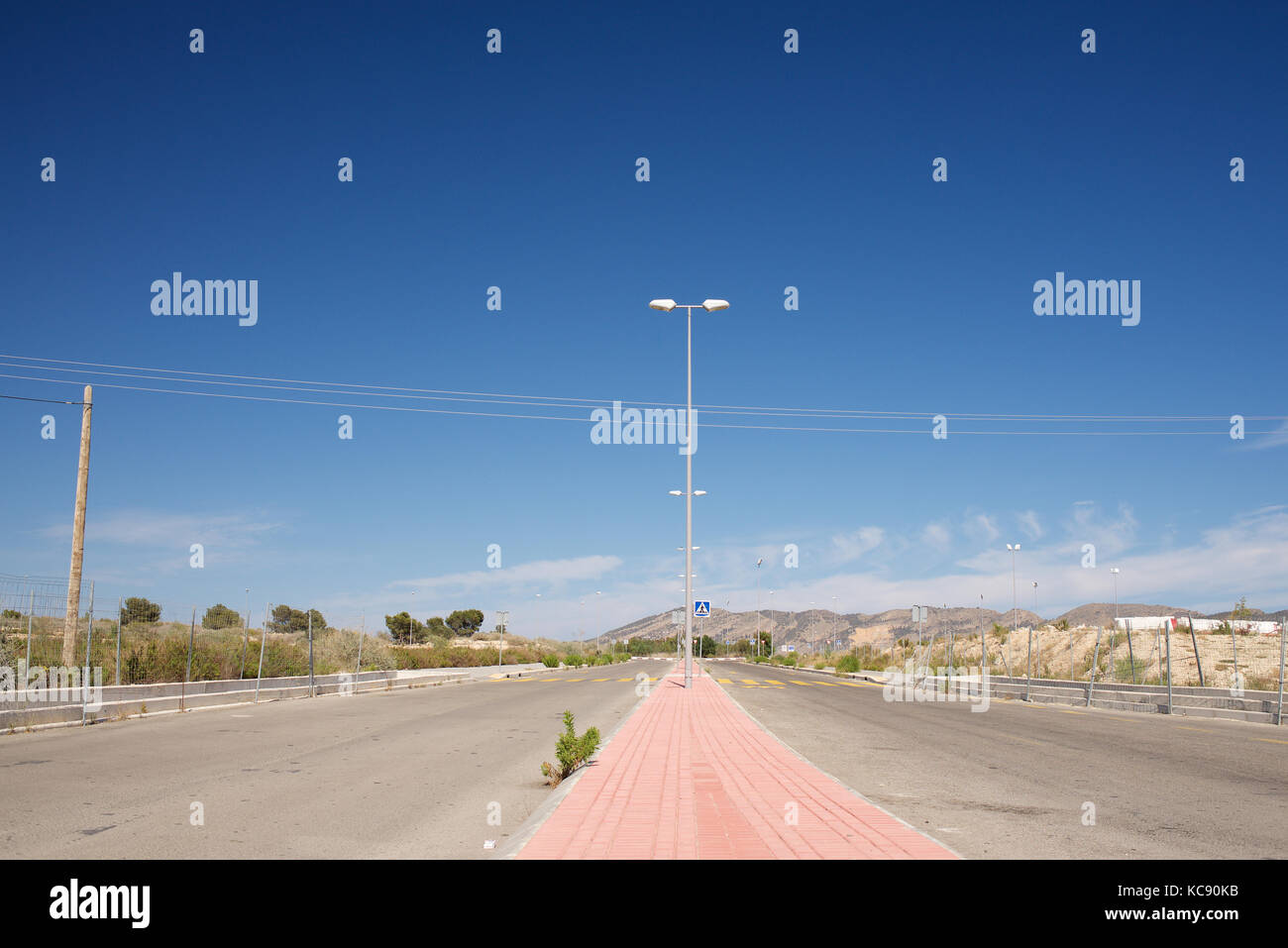 Quiet road with no traffic Stock Photo - Alamy