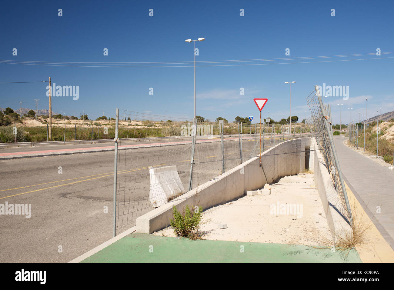 Quiet road with no traffic Stock Photo - Alamy