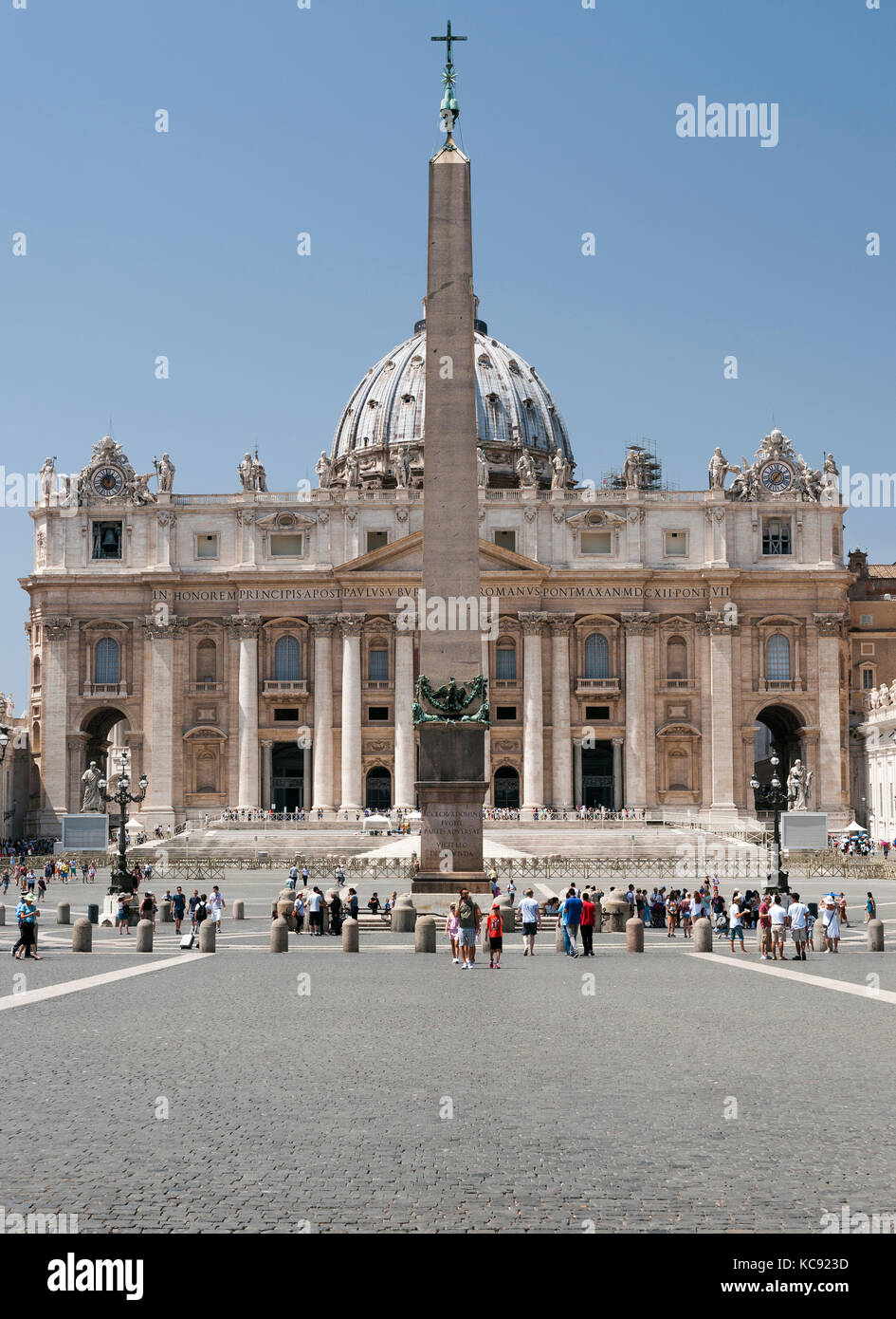 St. Peter's Square / plaza (Italian: Piazza San Pietro) and St Peter's Basilica in the Vatican City, Rome. Stock Photo