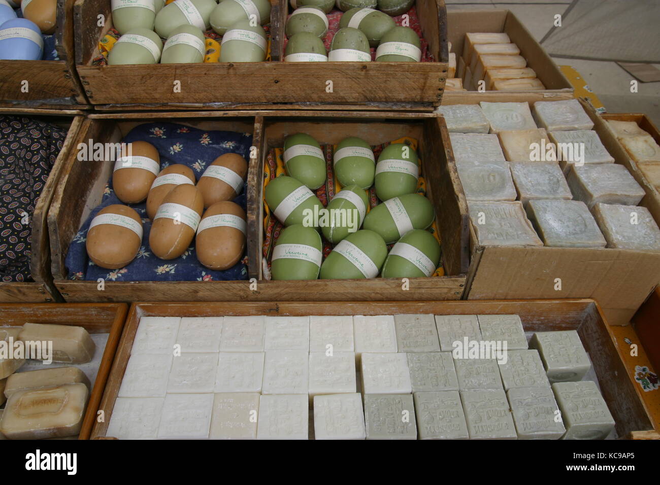 Natürlich hergestellte Seifen auf Markt in der Provance - Naturally produced soaps on market in the Provance Stock Photo