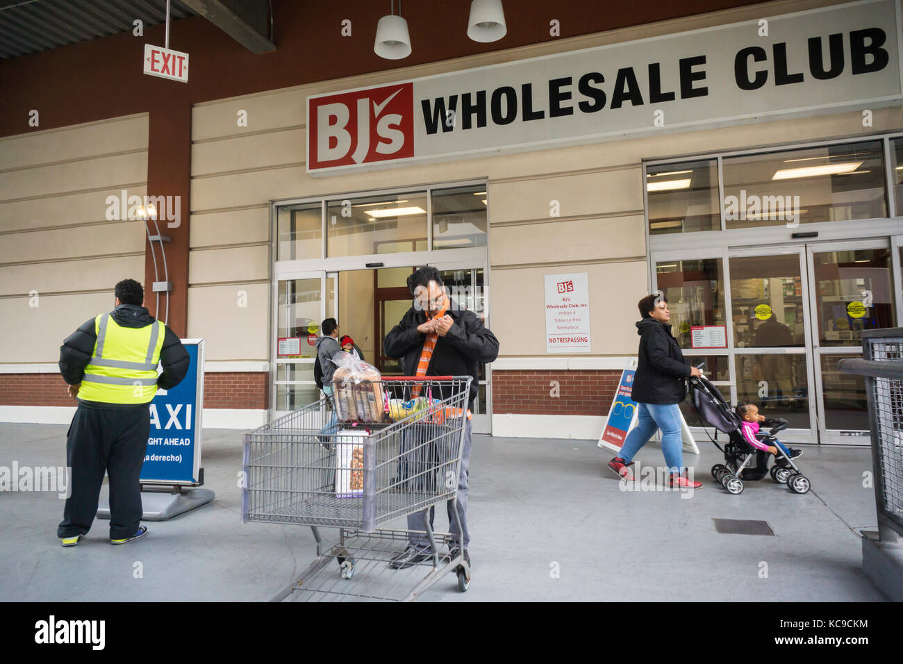 Shoppers at a BJ's Wholesale Club in a mall in the Bronx in New York on Saturday, September 30, 2017. CVC Capital Partners and Leonard Green & Partners, the owners of the buying club, are reported to be putting BJ's Wholesale Club on the block hoping to attract a buyer at $4 to 4.5 billion. (© Richard B. Levine) Stock Photo