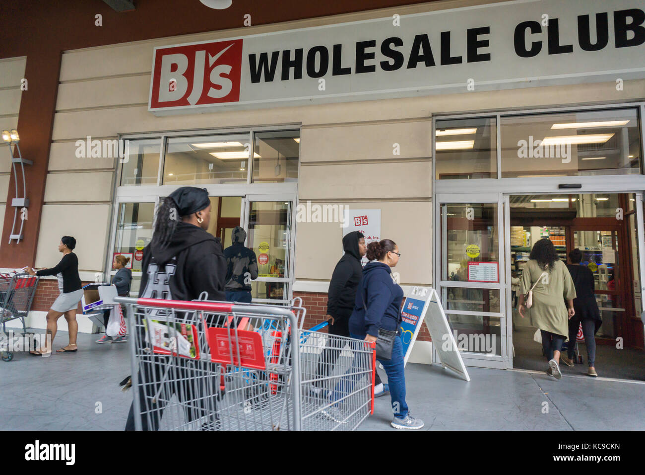 Shoppers at a BJ's Wholesale Club in a mall in the Bronx in New York on Saturday, September 30, 2017. CVC Capital Partners and Leonard Green & Partners, the owners of the buying club, are reported to be putting BJ's Wholesale Club on the block hoping to attract a buyer at $4 to 4.5 billion. (© Richard B. Levine) Stock Photo