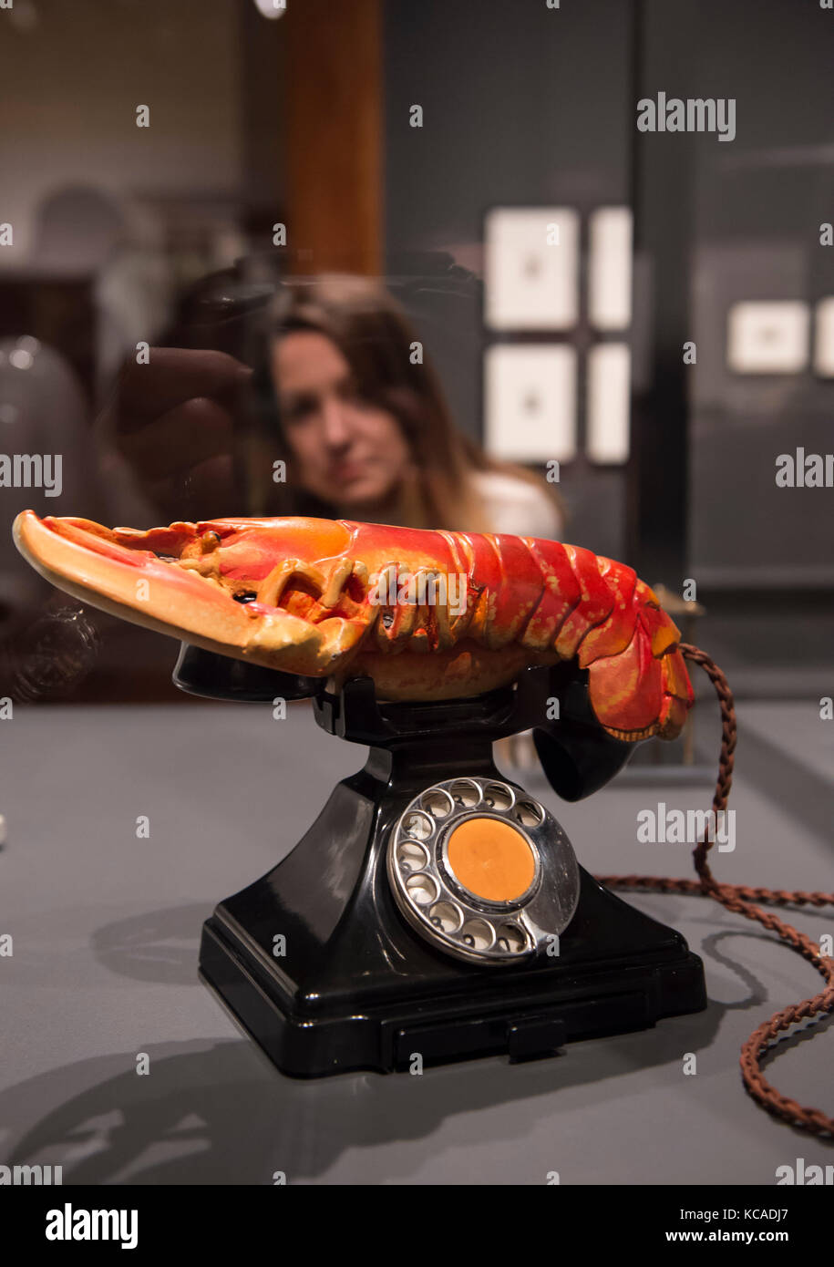 Royal Academy of Arts, London, UK. 3 October 2017. Two iconic works of the 20th century: Marcel Duchamp's Fountain, 1917/1964 and Salvador Dalí's Lobster Telephone, 1938 at the Royal Academy of Arts in an exhibition exploring the aesthetic and personal links between the two artists. The Dalí/Duchamp exhibition runs from 7 October 2017 - 3 January 2018. Dalí's Lobster Telephone, 1938 is on loan from West Dean College, West Sussex. Credit: Malcolm Park/Alamy Live News. Stock Photo