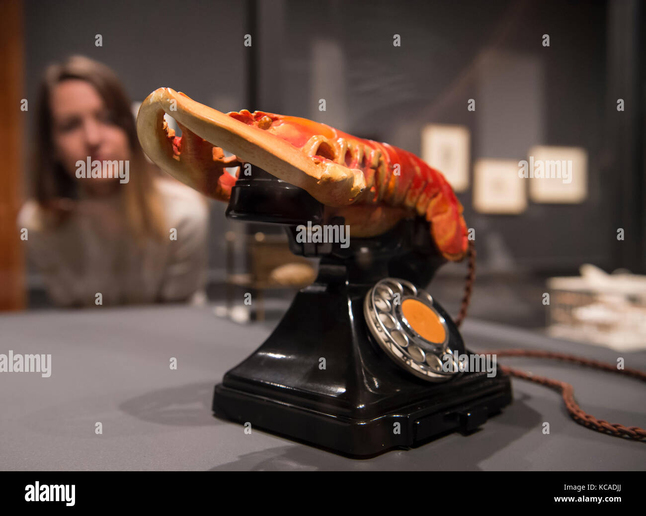 Royal Academy of Arts, London, UK. 3 October 2017. Two iconic works of the 20th century: Marcel Duchamp's Fountain, 1917/1964 and Salvador Dalí's Lobster Telephone, 1938 at the Royal Academy of Arts in an exhibition exploring the aesthetic and personal links between the two artists. The Dalí/Duchamp exhibition runs from 7 October 2017 - 3 January 2018. Dalí's Lobster Telephone, 1938 is on loan from West Dean College, West Sussex. Credit: Malcolm Park/Alamy Live News. Stock Photo
