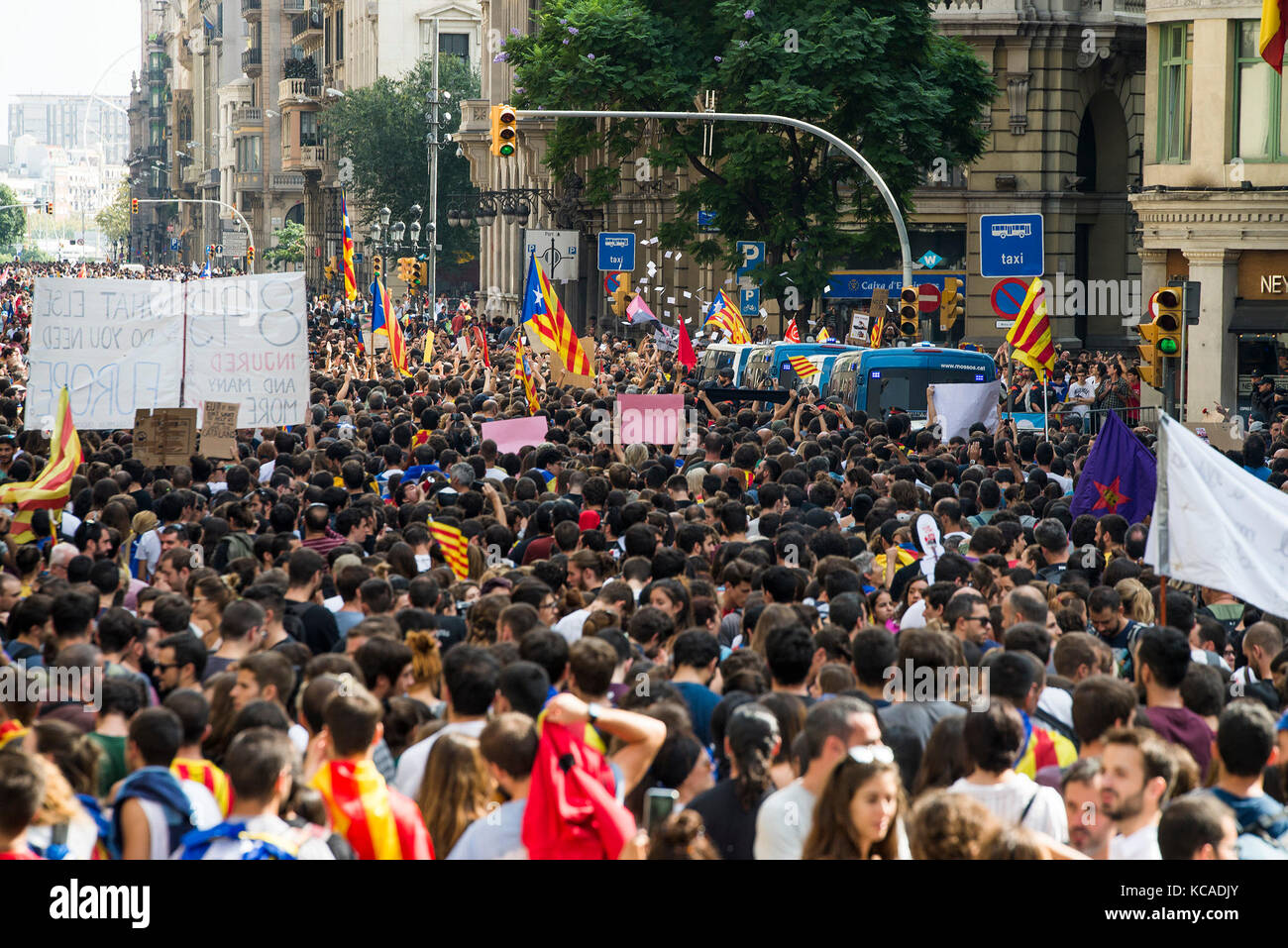 Barcelona, Spain. 3rd Oct, 2017. Supporters of Catalan independence protesting in the centre of Barcelona, Spain, 3 October 2017. Unions and other organisations called a general strike in Catalonia for Tuesday in protest against police action during the independence referendum on Sunday. Credit: Nicolas Carvalho Ochoa/dpa/Alamy Live News Stock Photo