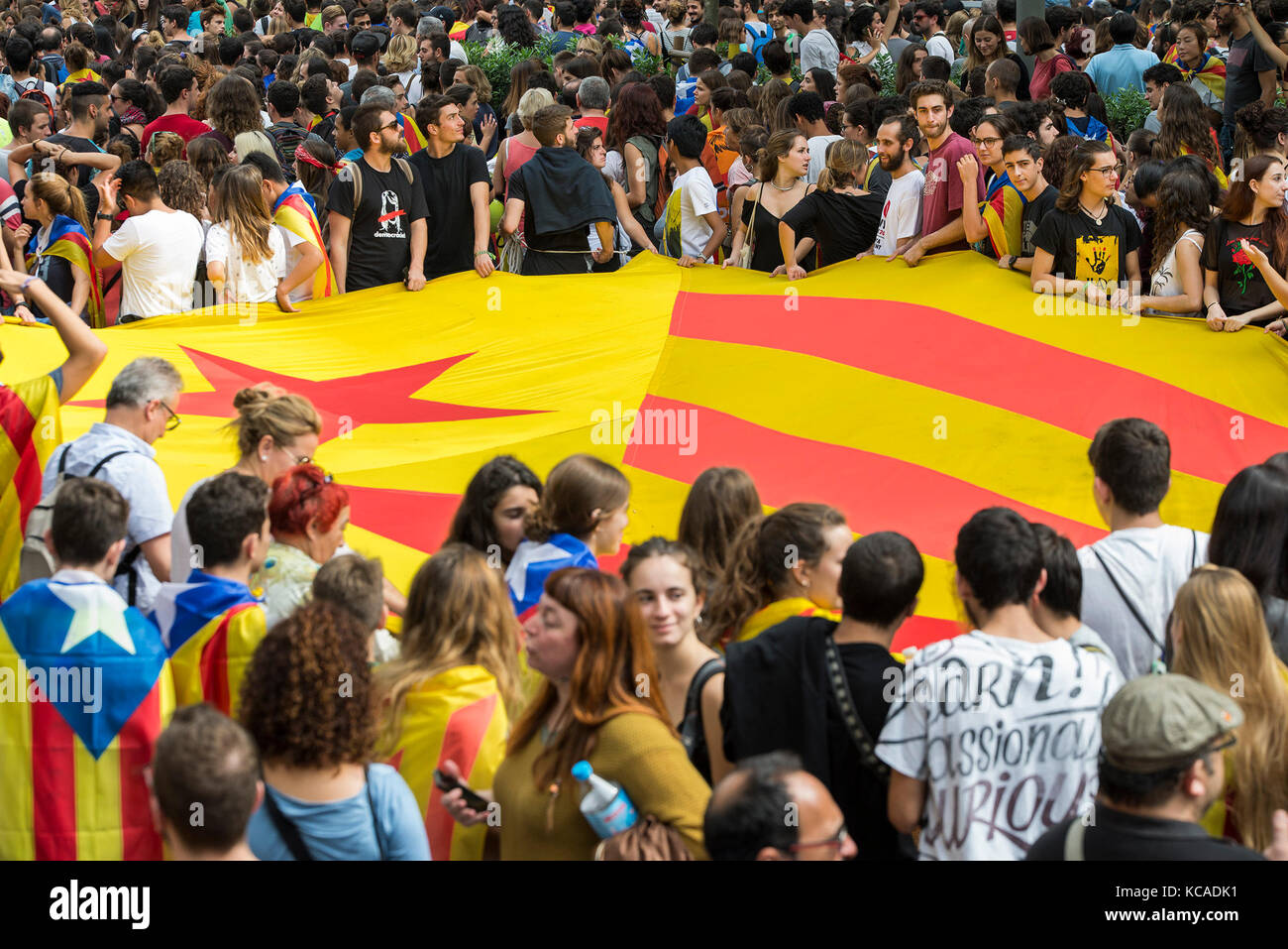 Barcelona, Spain. 3rd Oct, 2017. Supporters of Catalan independence holding an Estelada flag during a demonstration in Barcelona, Spain, 3 October 2017. Unions and other organisations called a general strike in Catalonia for Tuesday in protest against police action during the independence referendum on Sunday. Credit: Nicolas Carvalho Ochoa/dpa/Alamy Live News Stock Photo