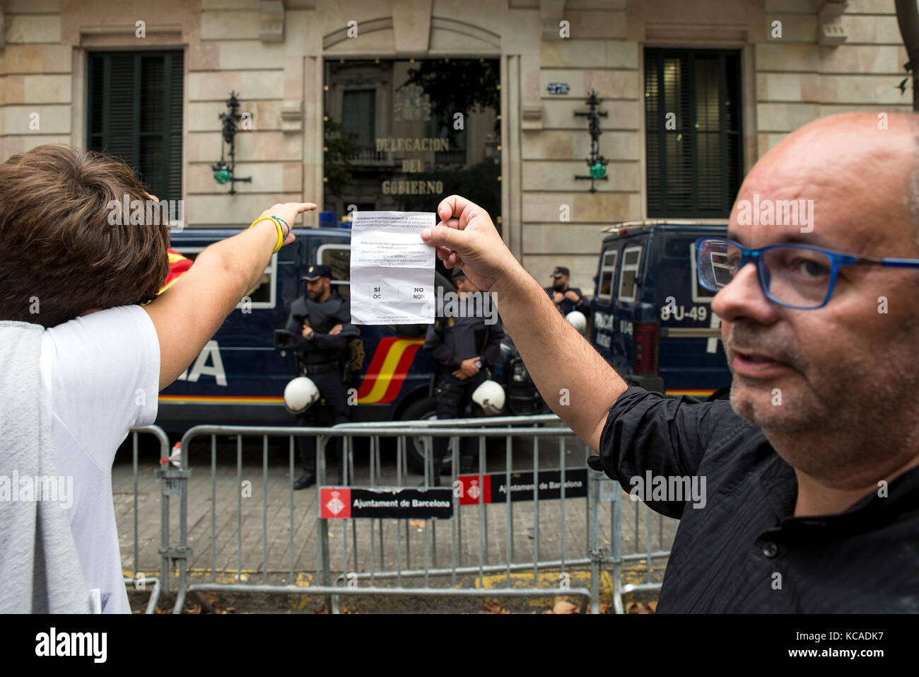 Barcelona, Spain. 3rd Oct, 2017. Supporters of Catalan independence protesting outside a Spanish government building in Barcelona, Spain, 3 October 2017. Unions and other organisations called a general strike in Catalonia for Tuesday in protest against police action during the independence referendum on Sunday. Credit: Nicolas Carvalho Ochoa/dpa/Alamy Live News Stock Photo