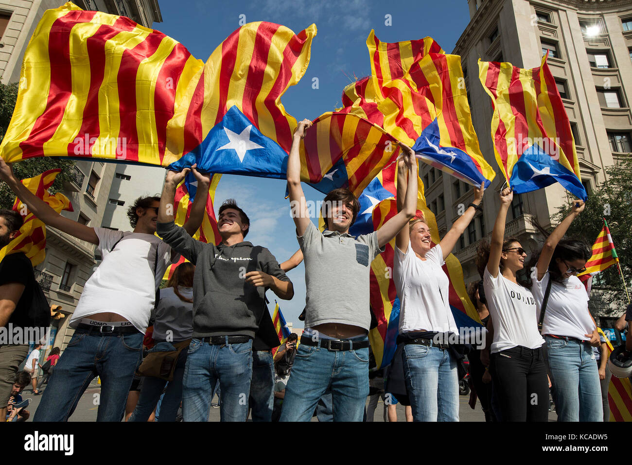 Barcelona, Spain. 3rd Oct, 2017. Supporters of Catalan independence protesting in Barcelona, Spain, 3 October 2017. Unions and other organisations called a general strike in Catalonia for Tuesday in protest against police action during the independence referendum on Sunday. Credit: Nicolas Carvalho Ochoa/dpa/Alamy Live News Stock Photo