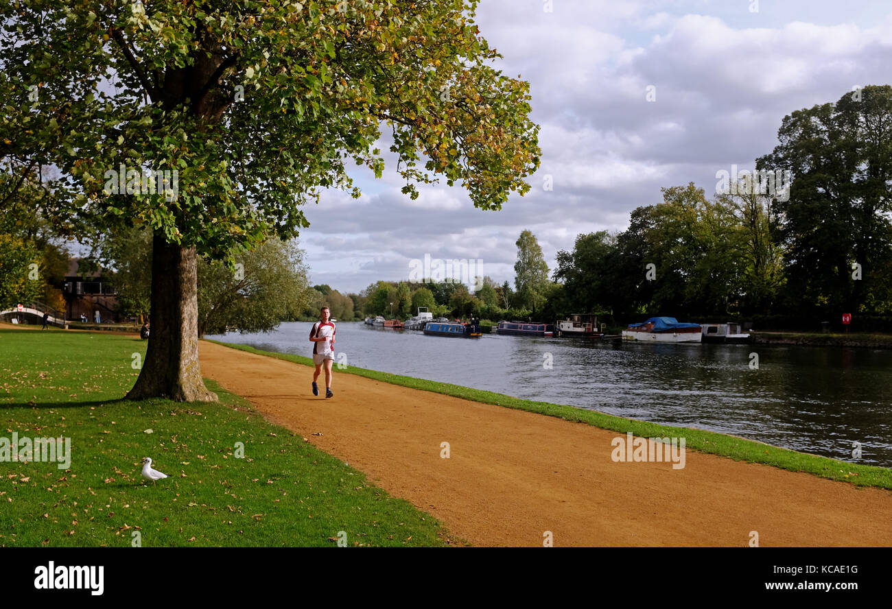 Oxford, UK. 3rd Oct, 2017. A runner beside the River Thames enjoys the